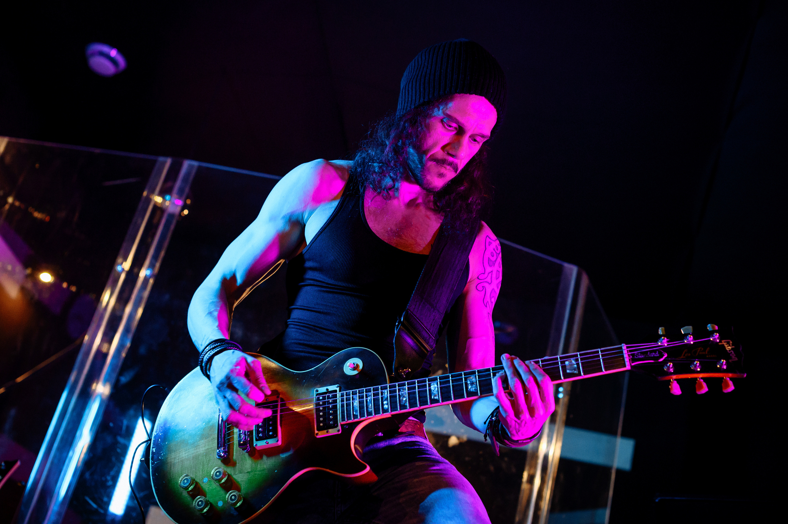 Рок-музыкант из Курска играет на гитаре