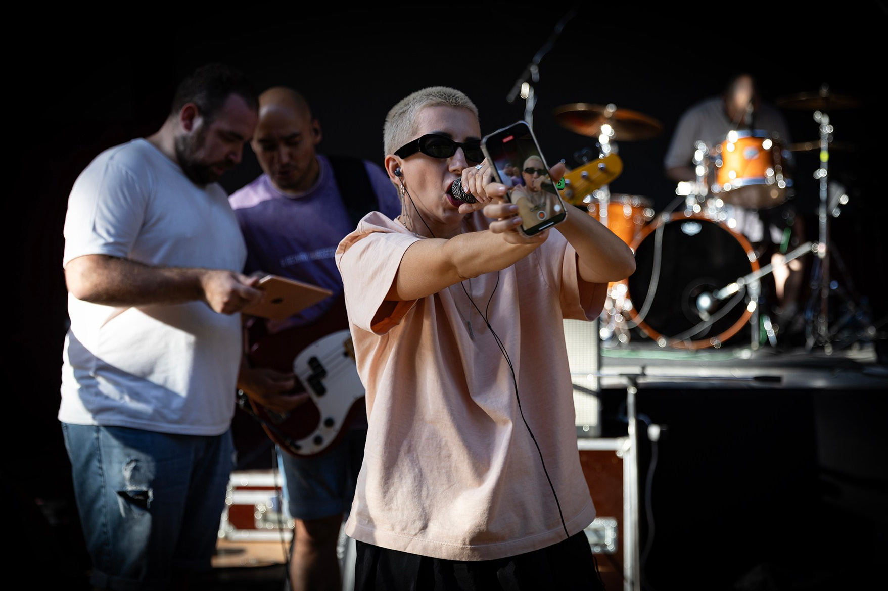 Backstage музыкального фестиваля в Махачкале. Группа Мураками перед выступлением. Концертная фотография.