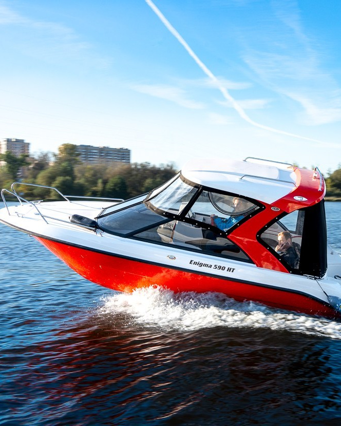 Женский портрет с естественным светом у окна — фотосессия в интерьере