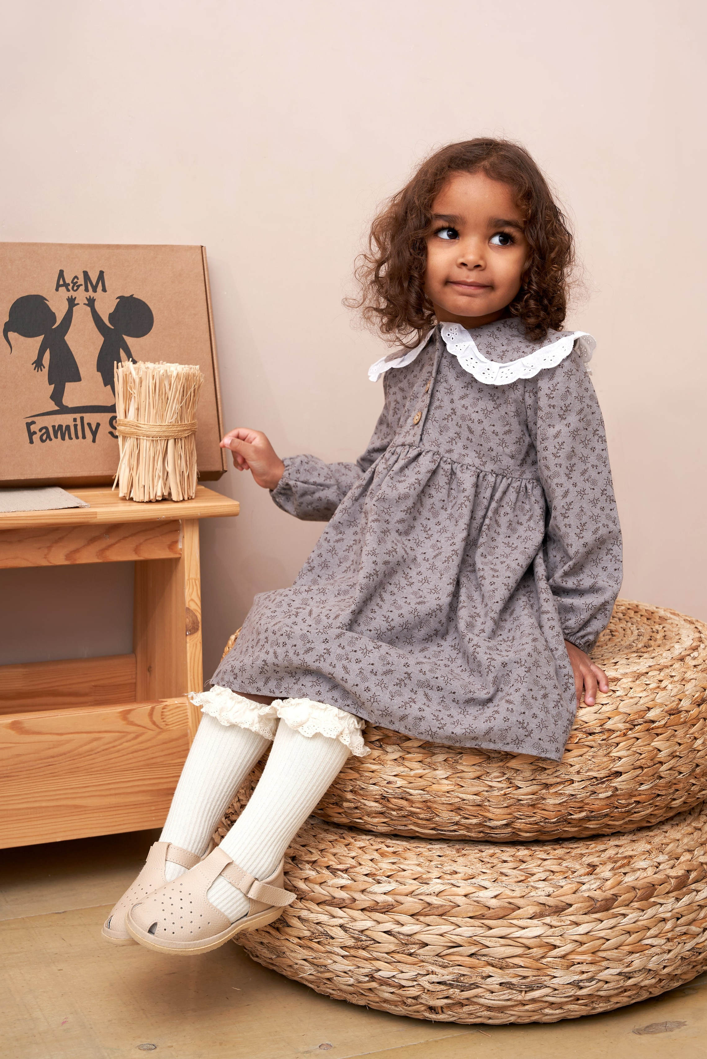 Предметное фото детской одежды - уют и защита для маленьких исследователей.