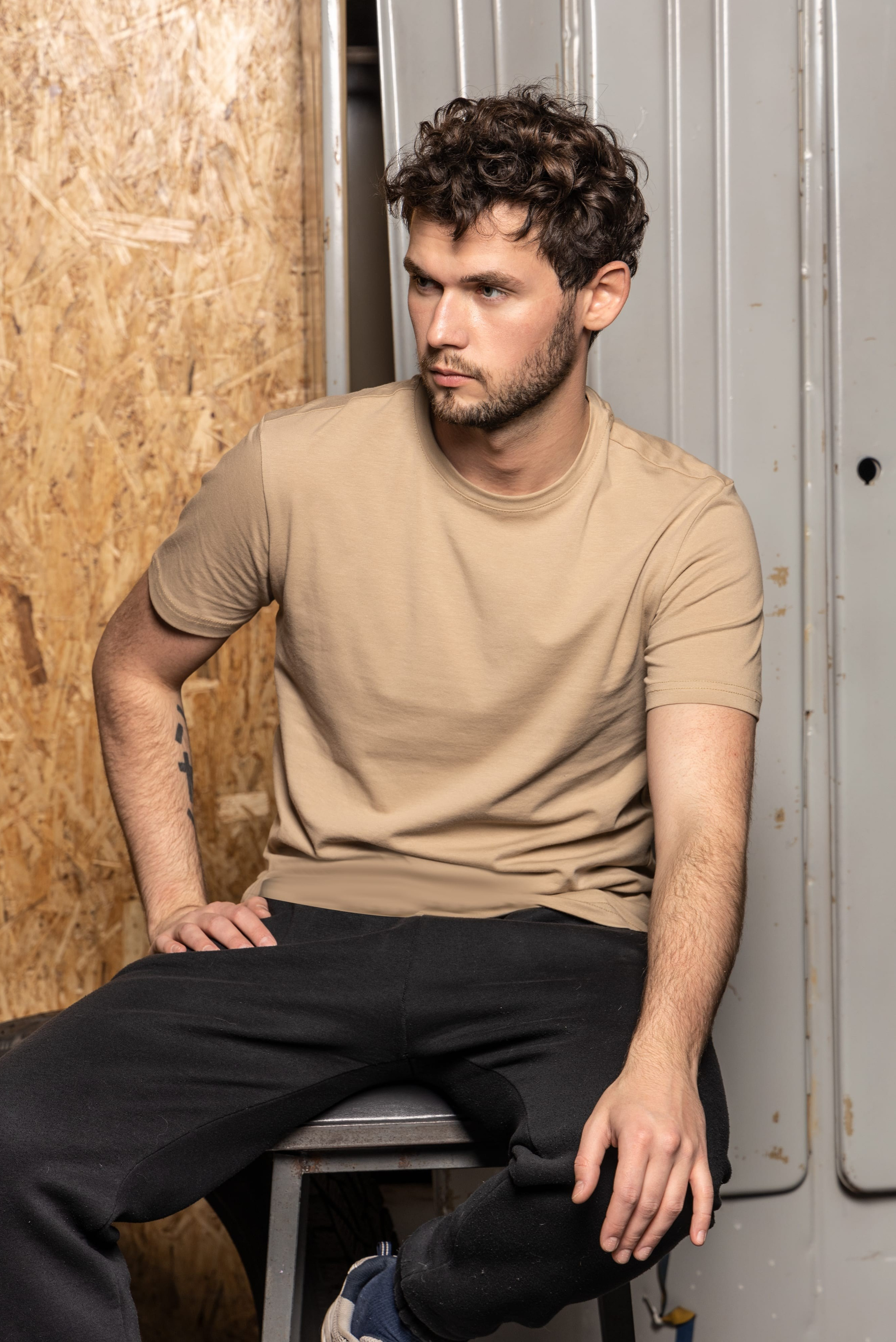 Предметное фото мужской одежды - стиль и удобство для любого события.