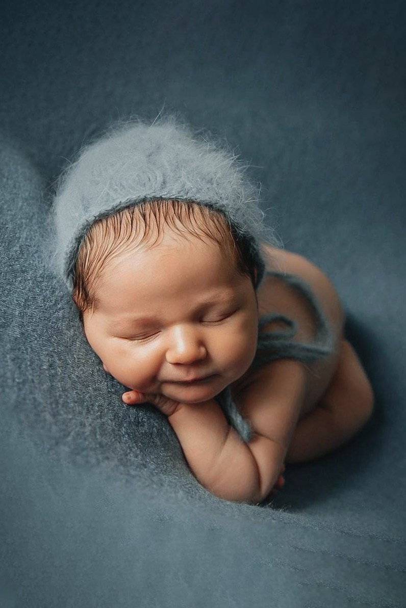 Классическая фотосессия новорожденных в ярких тонах