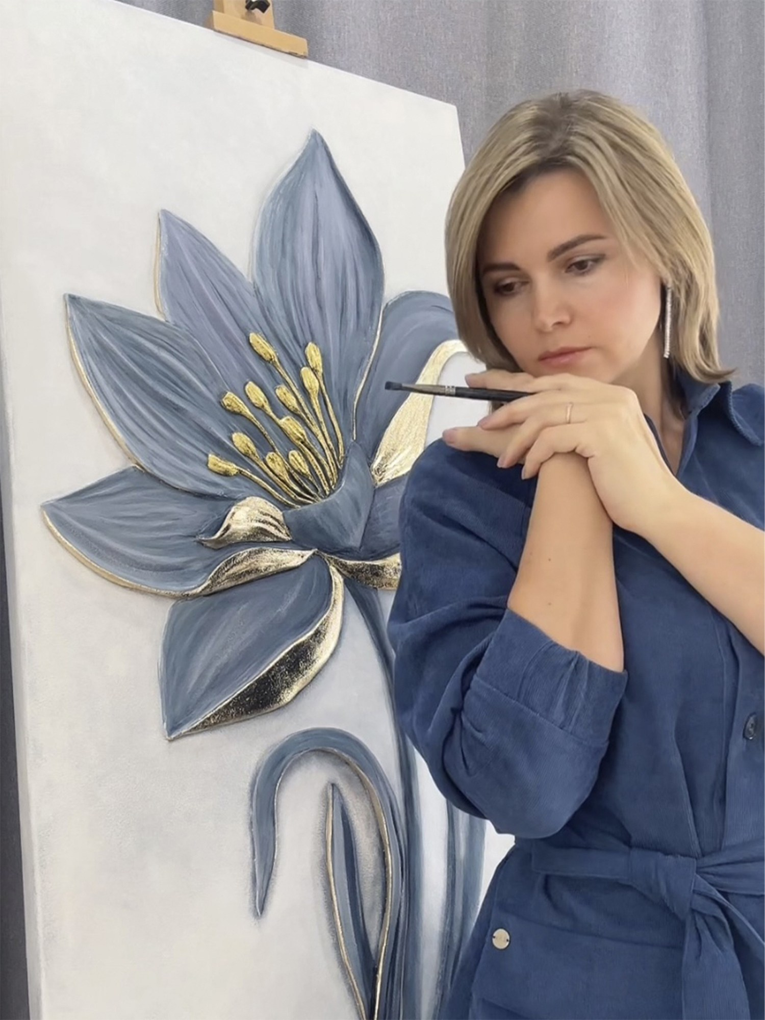 Светлана Багулина, я художник и автор онлайн-курса «Барельефная живопись». Создаю фактурные картины и трехмерные панно для интерьеров частных домов, квартир, ресторанов и отелей. По моим мастер-классам вы сможете научиться создавать интерьерный декор без навыка рисования.