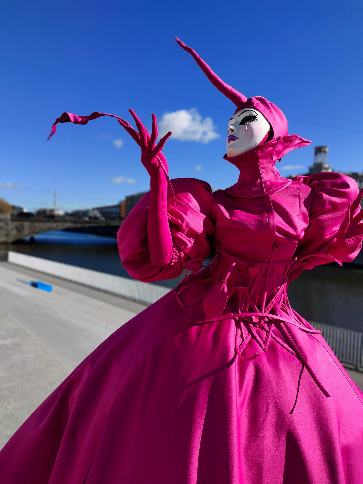 Мим в платье Фуксия на раусе с гостями и фотографом на набережной реки Москвы.