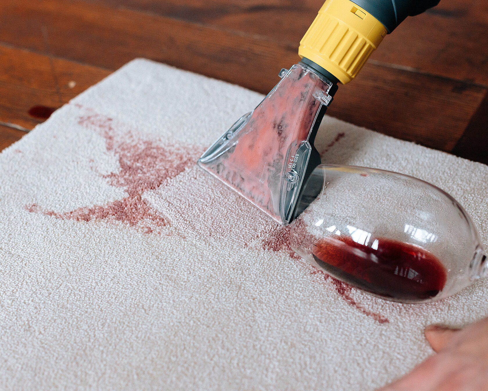 Почему не стоит делать химчистку мебели или ковров своими руками?