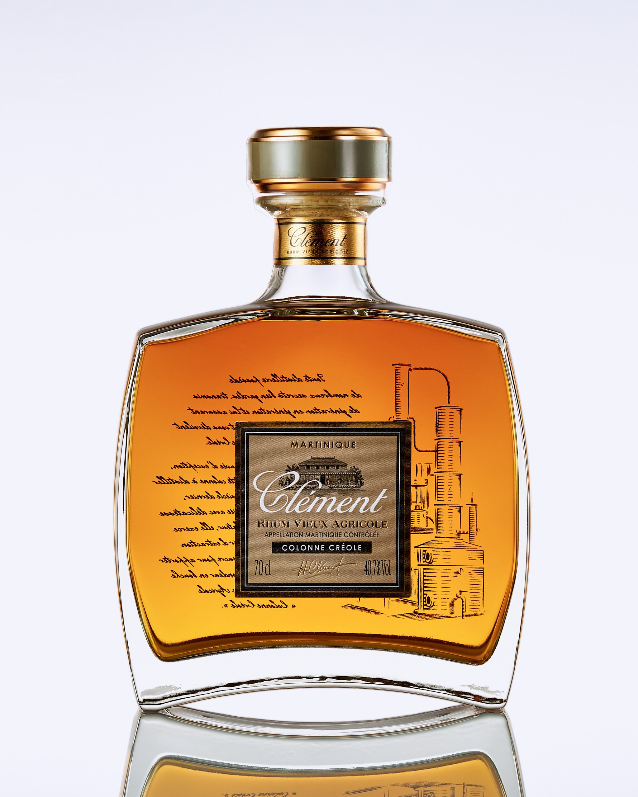 Бутылка коньяка «Clement» на светлом фоне с отражением