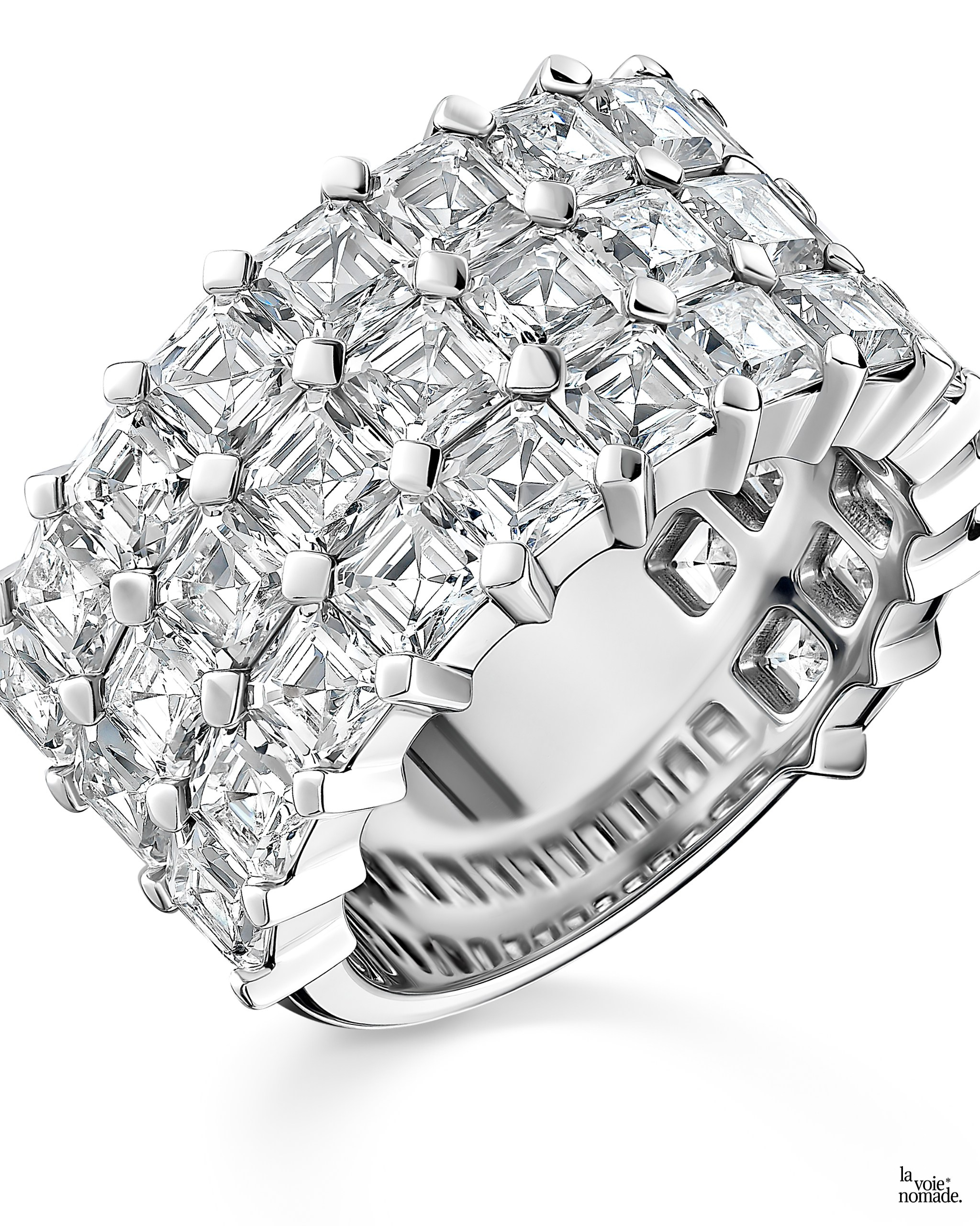 Ювелирное кольцо с бриллиантами крупным планом на светлом фоне — предметная ювелирная съёмка с акцентом на форму и огранку