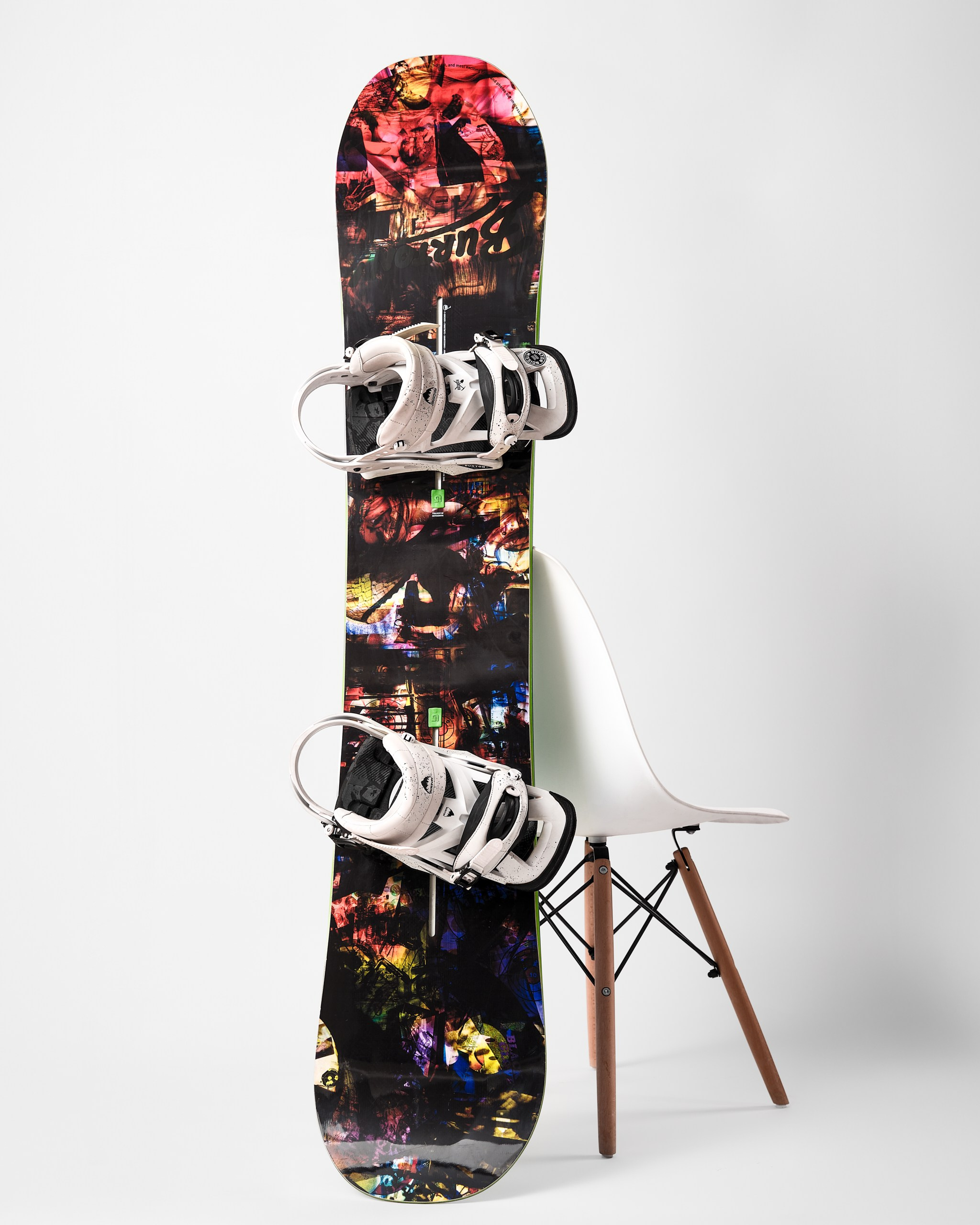 Сноуборд Burton Joystick с креплениями Burton Mission — предметная фотосъёмка Дмитрия Лукьянова в студии, естественный свет и чистый фон