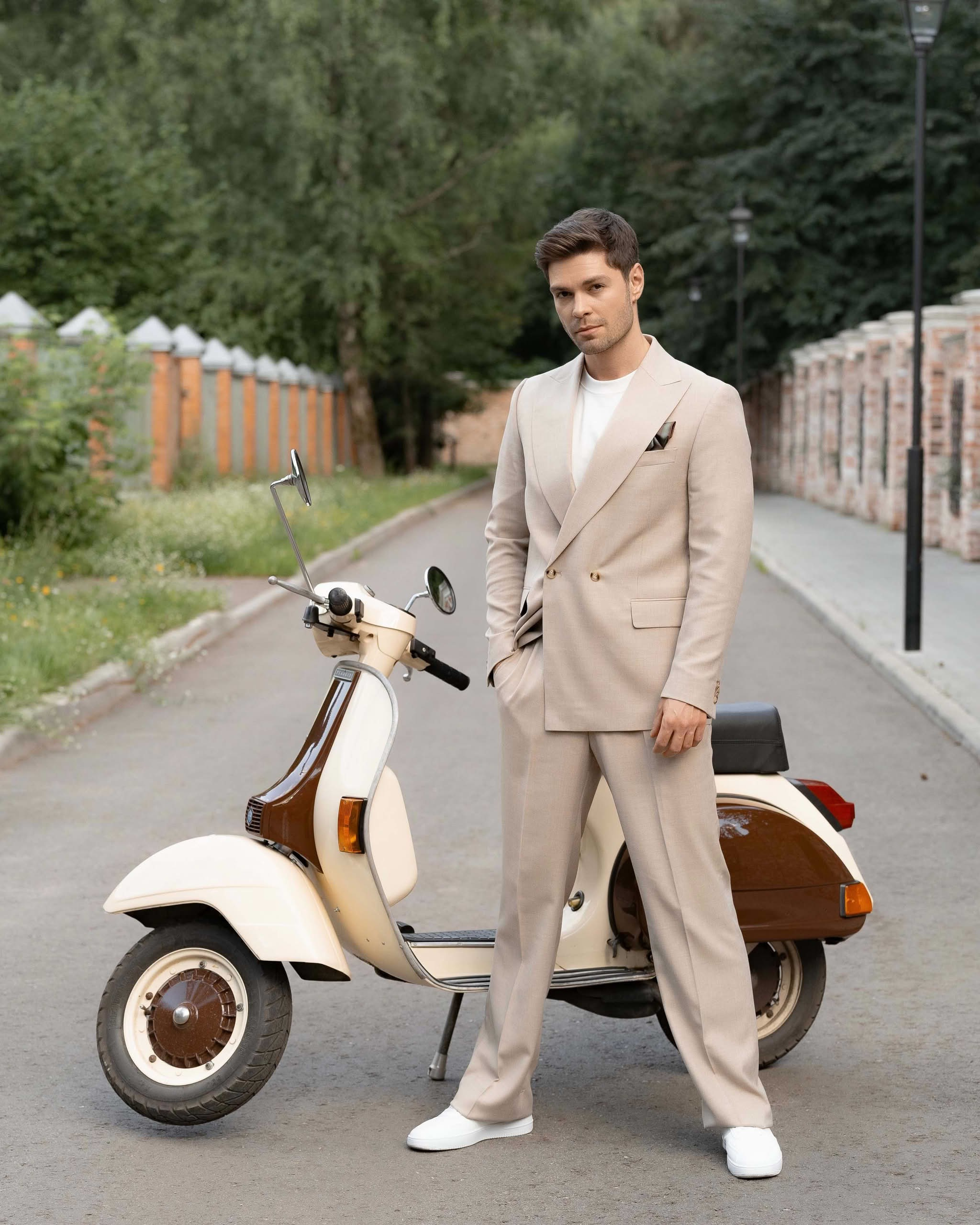 Фотосъёмка утра жениха — образ в светлом костюме у ретро-скутера