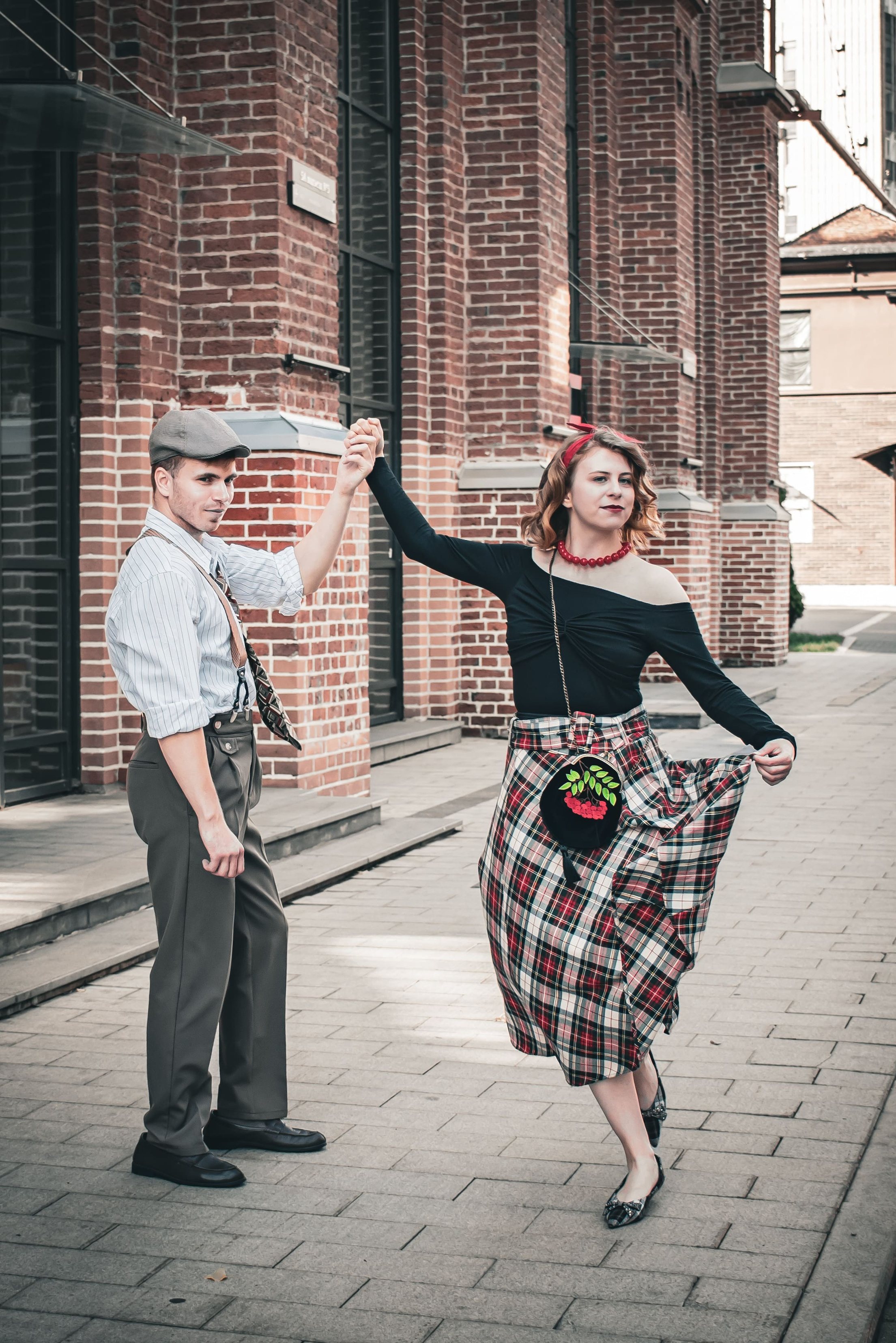 влюблённая пара гуляет по городу, романтическая фотосессия Love Story в Москве, фотограф Карасёва Елена