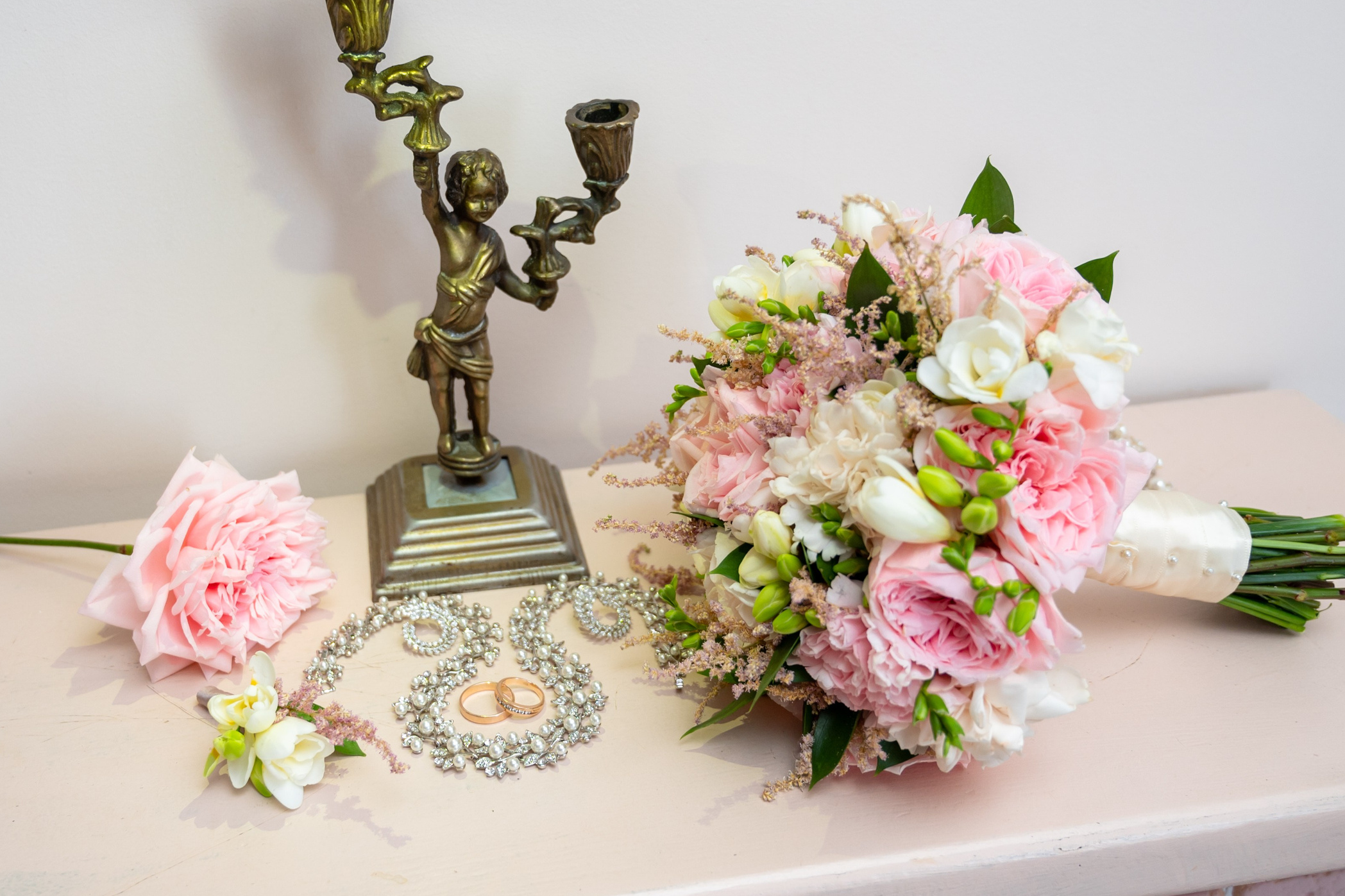 Букет с кольцами и украшениями невесты, фотограф видеограф на свадьбу в Москве, бронь даты на этом сайте