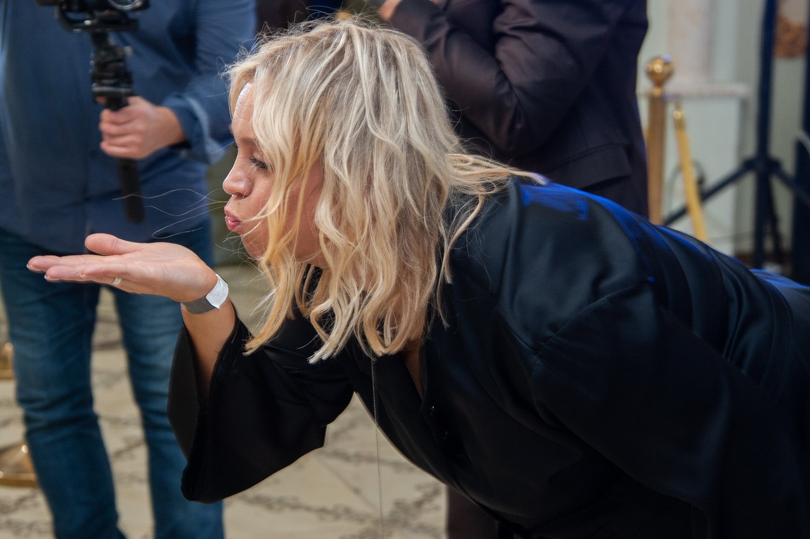 Ведущий показывает фокусы