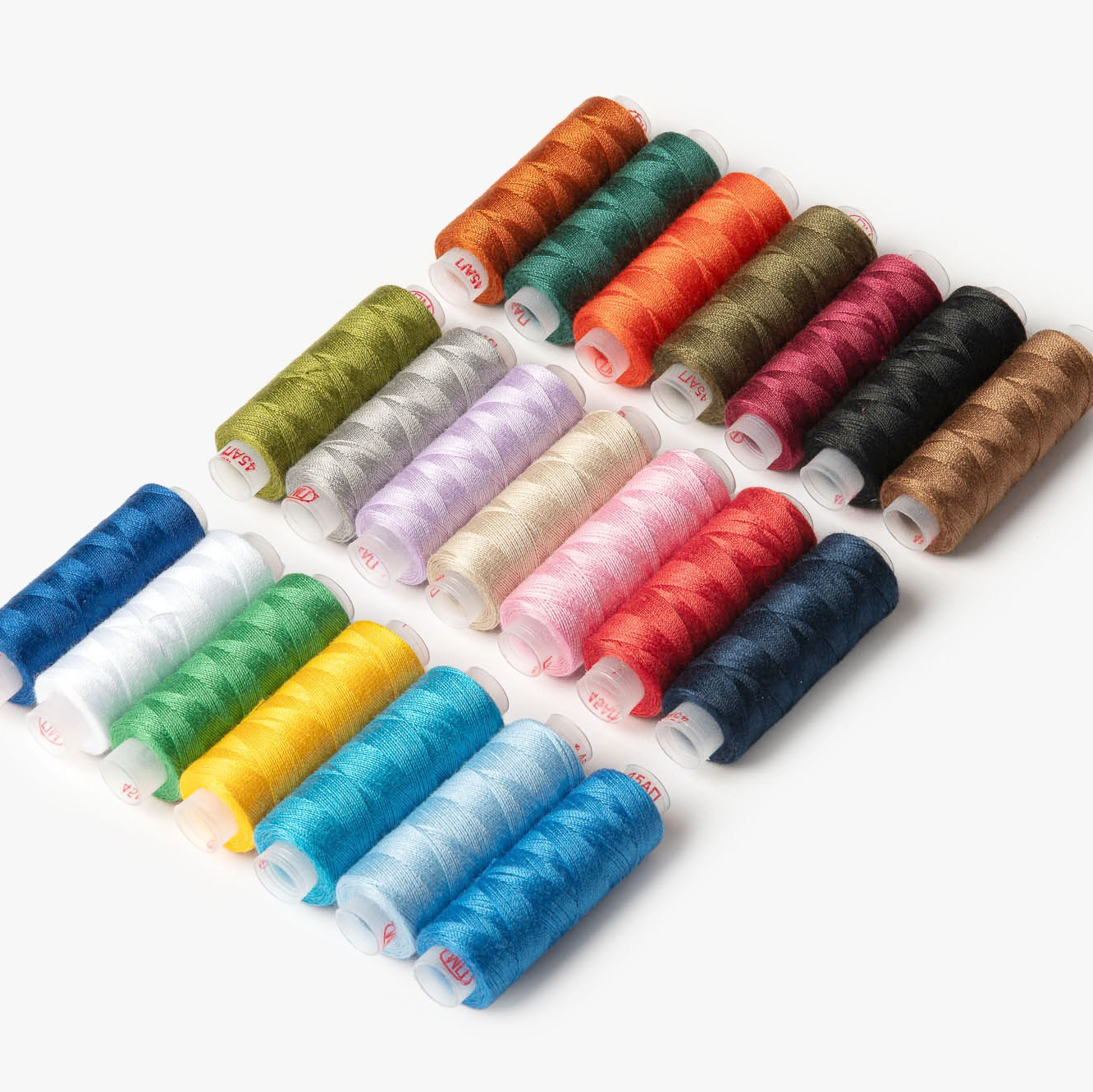 Катушки цветных ниток — пример предметной фотосъемки ярких товаров.