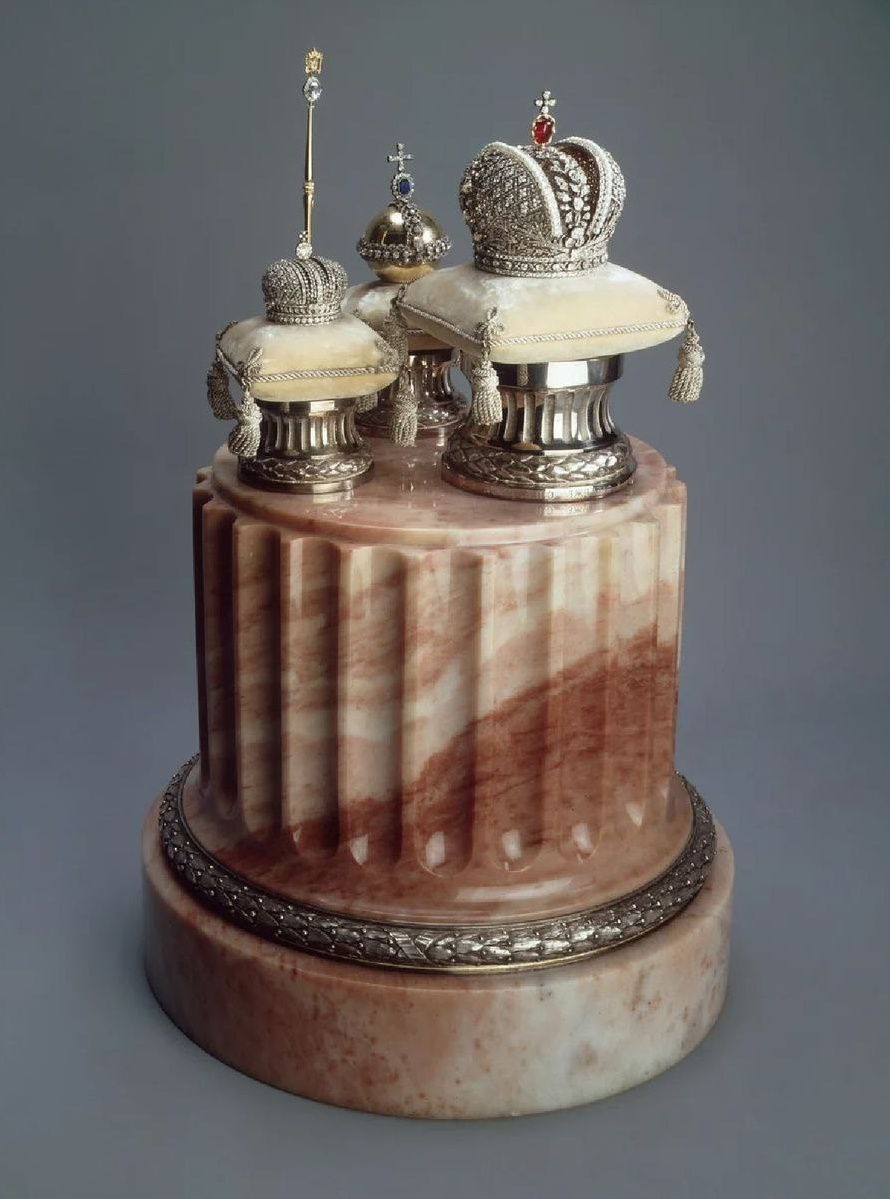Пасхальное яйцо Cartier. Ari. Guide in Saint-Petersburg and Faberge Museum