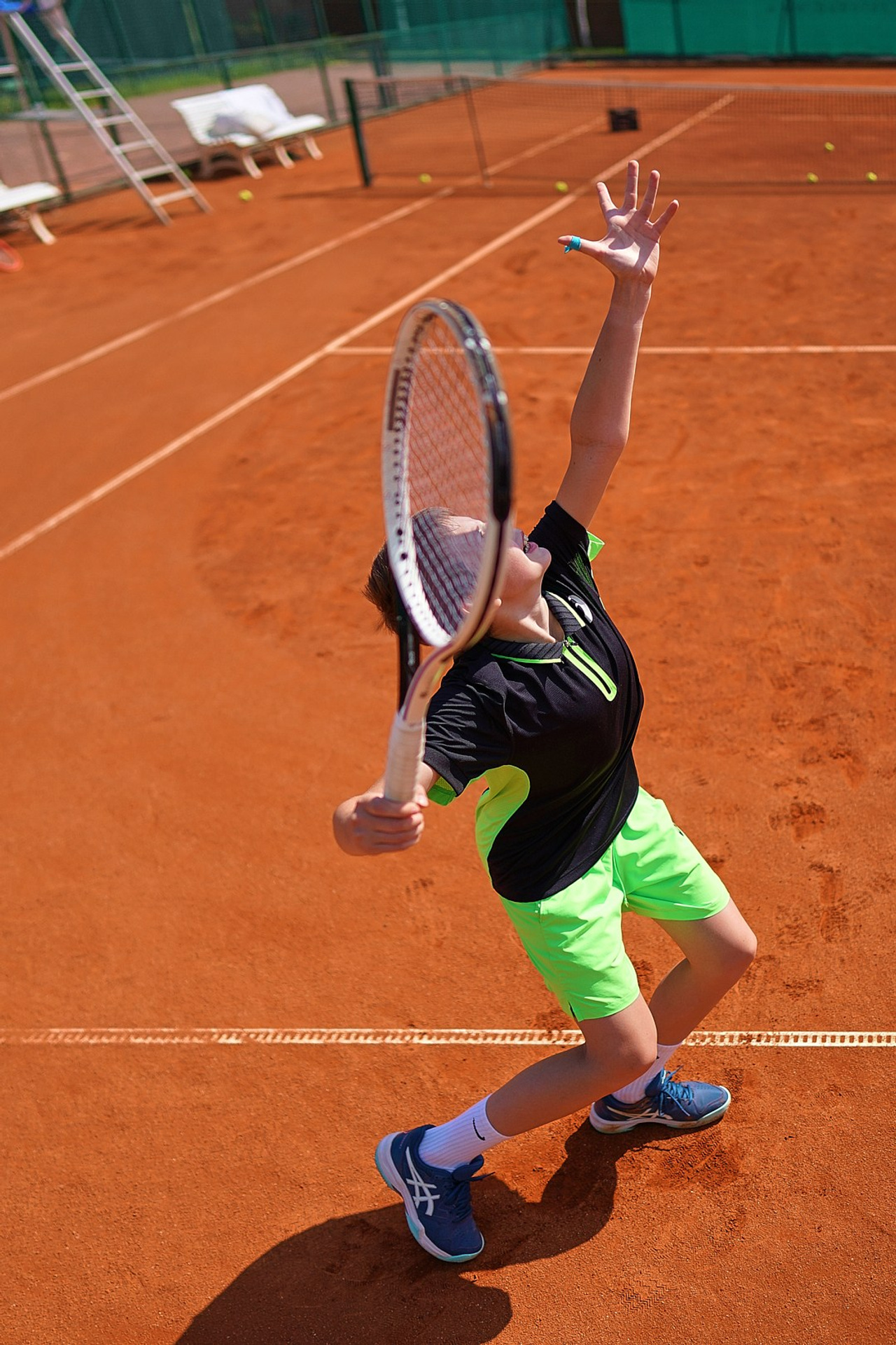 Не ждите, пока струны порвутся. Для игрока-любителя, выходящего на корт 1–2 раза в неделю, оптимальная стратегия — менять струны профилактич. Тренировки по теннису для всех уровней | Кастомизация ракеток для тенниса, падел-тенниса и сквоша