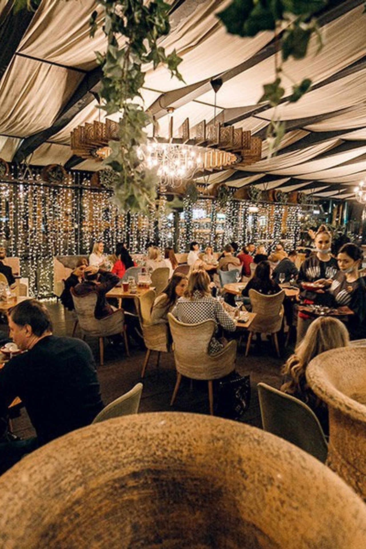 Большие интерьерные вазы в ресторане ''МАМУКА'' Ярославль.