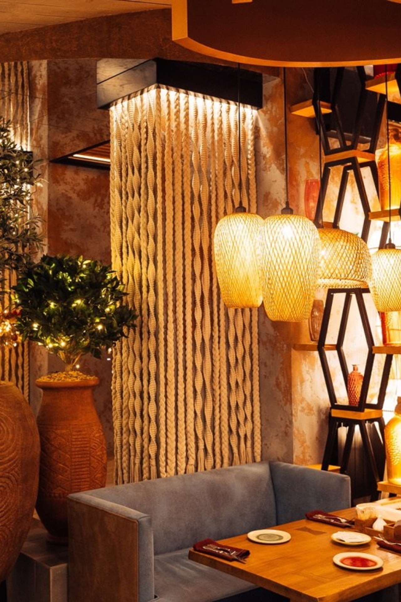 Большие интерьерные вазы и кашпо в ресторане ''МАМУКА'' Рыбинск.