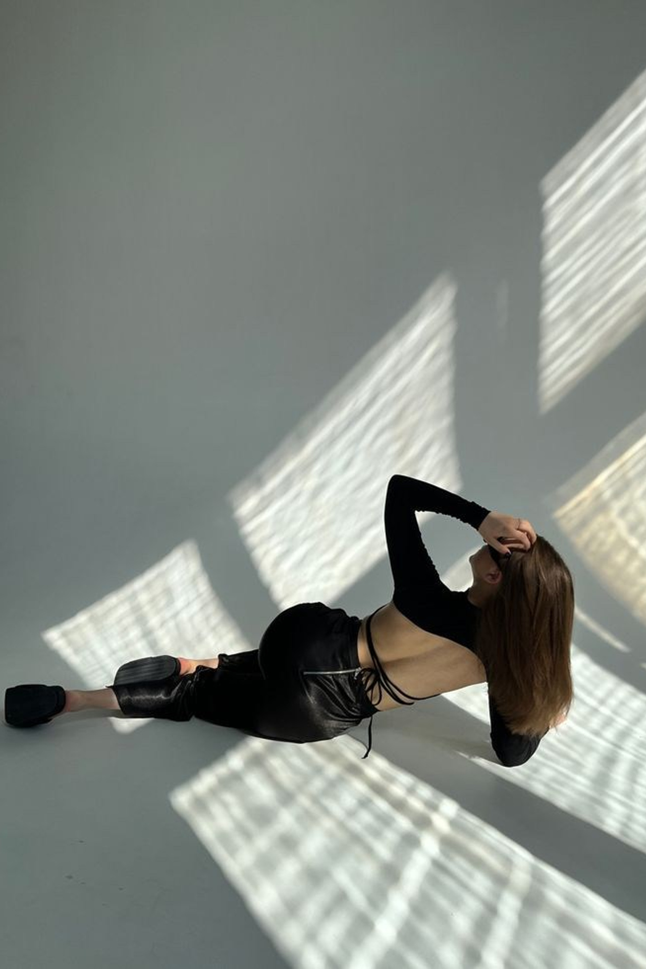 Студия оборудована профессиональным светом для фото и видеосъемки.