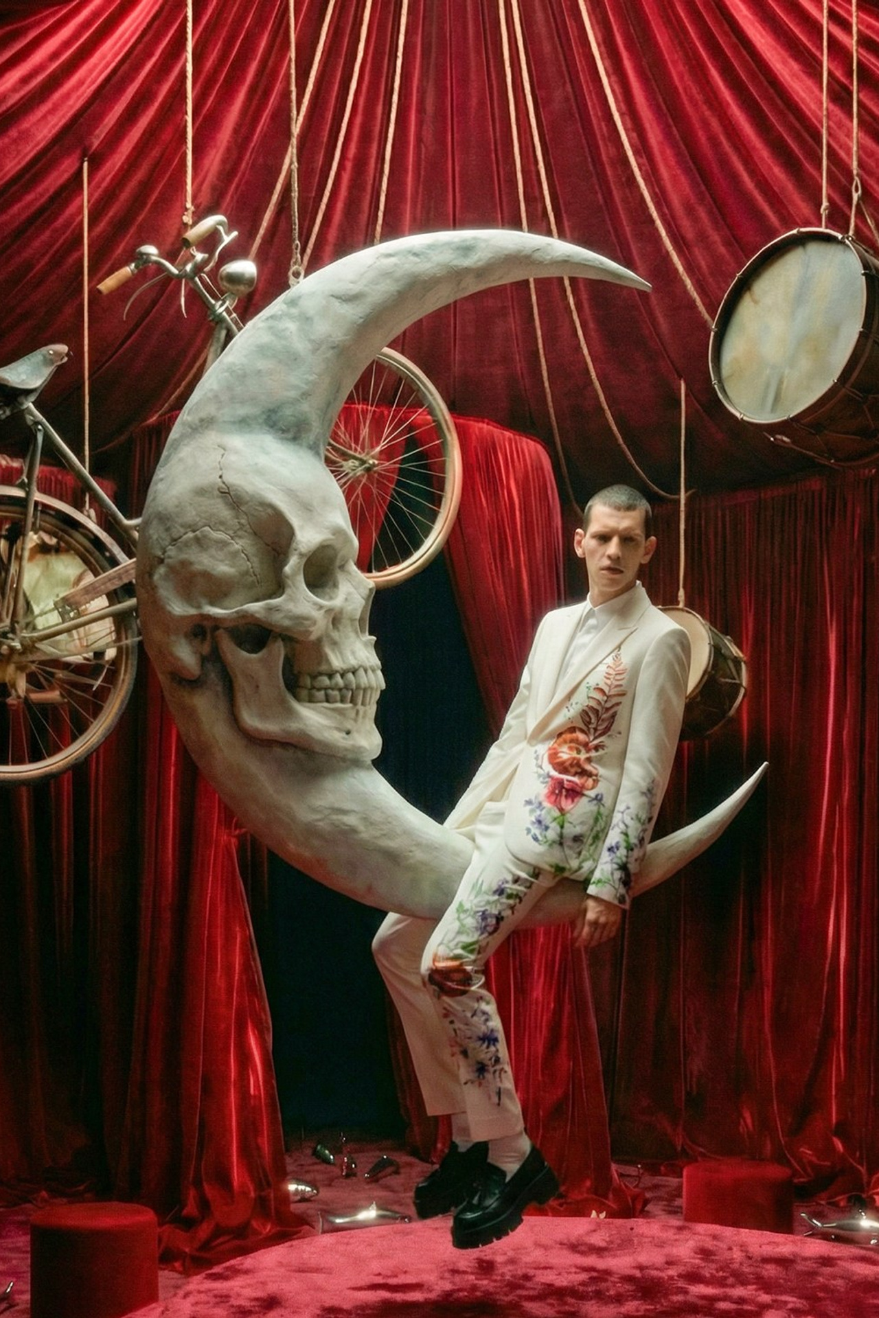 ALEXANDER MCQUEEN. Фотограф и ai креатор для брендов Москва Люся Мамонова