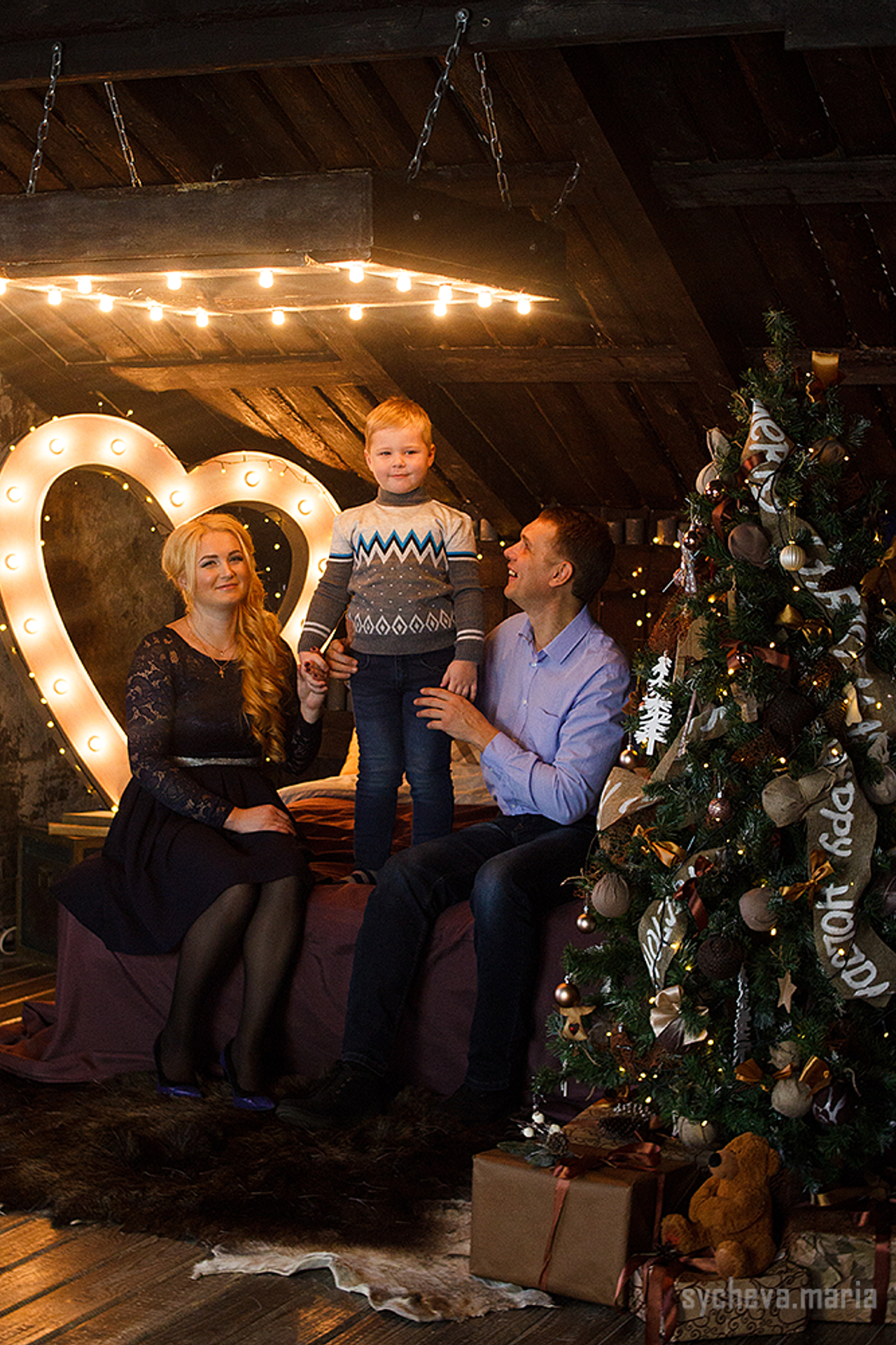 Семейная студийная новогодняя съёмка