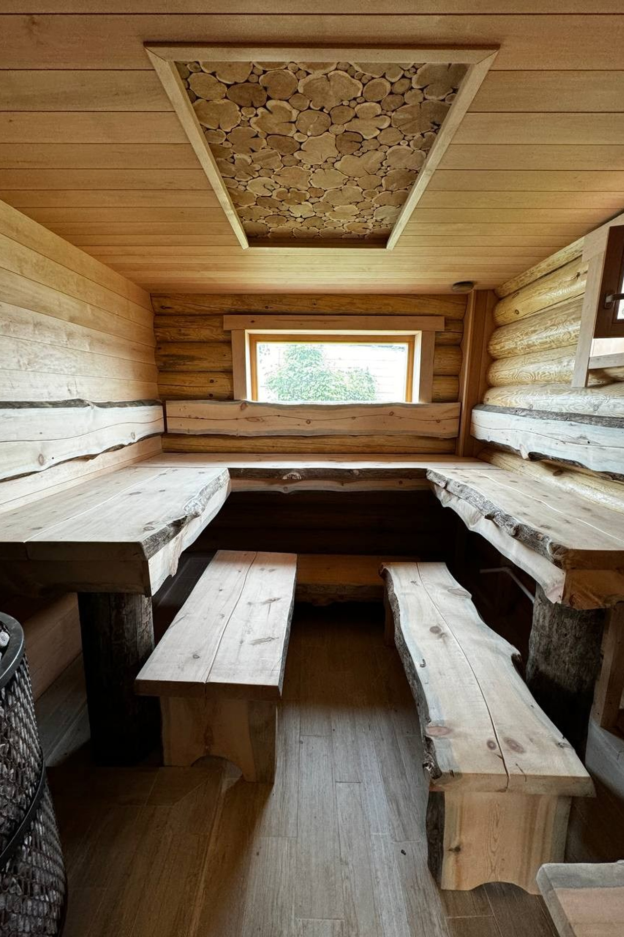 Сауна с&nbsp;отделкой из&nbsp;кело и&nbsp;натурального бревна