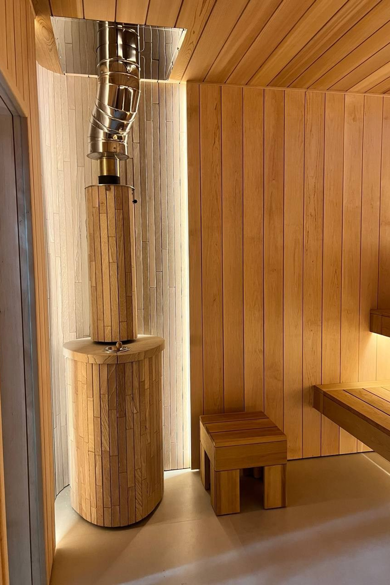 Баня из&nbsp;ольхи с&nbsp;печью Ферингер и&nbsp;потолком из&nbsp;канадского кедра