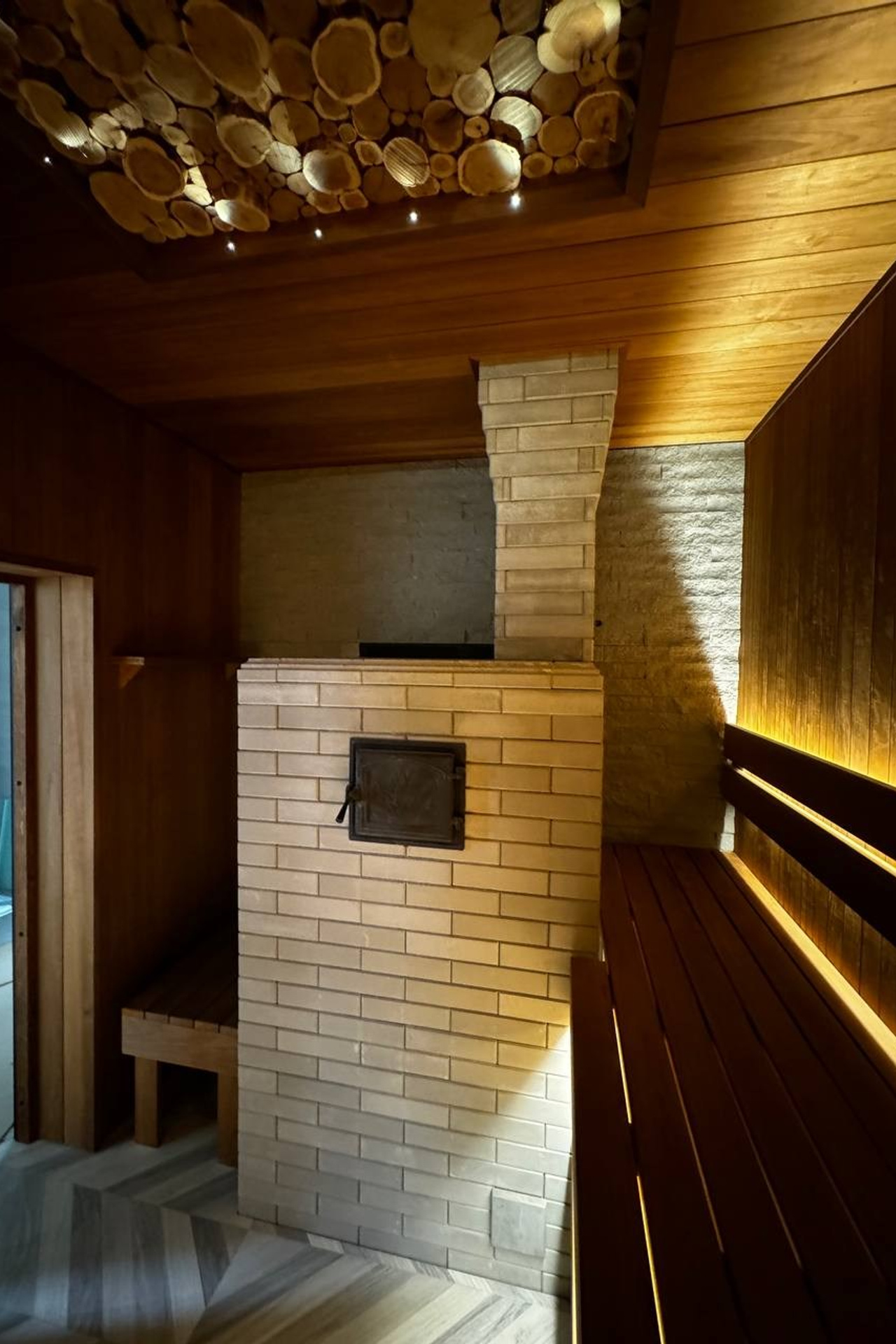 Баня «по-серому» с&nbsp;отделкой из&nbsp;термоосины и&nbsp;можжевеловым панно