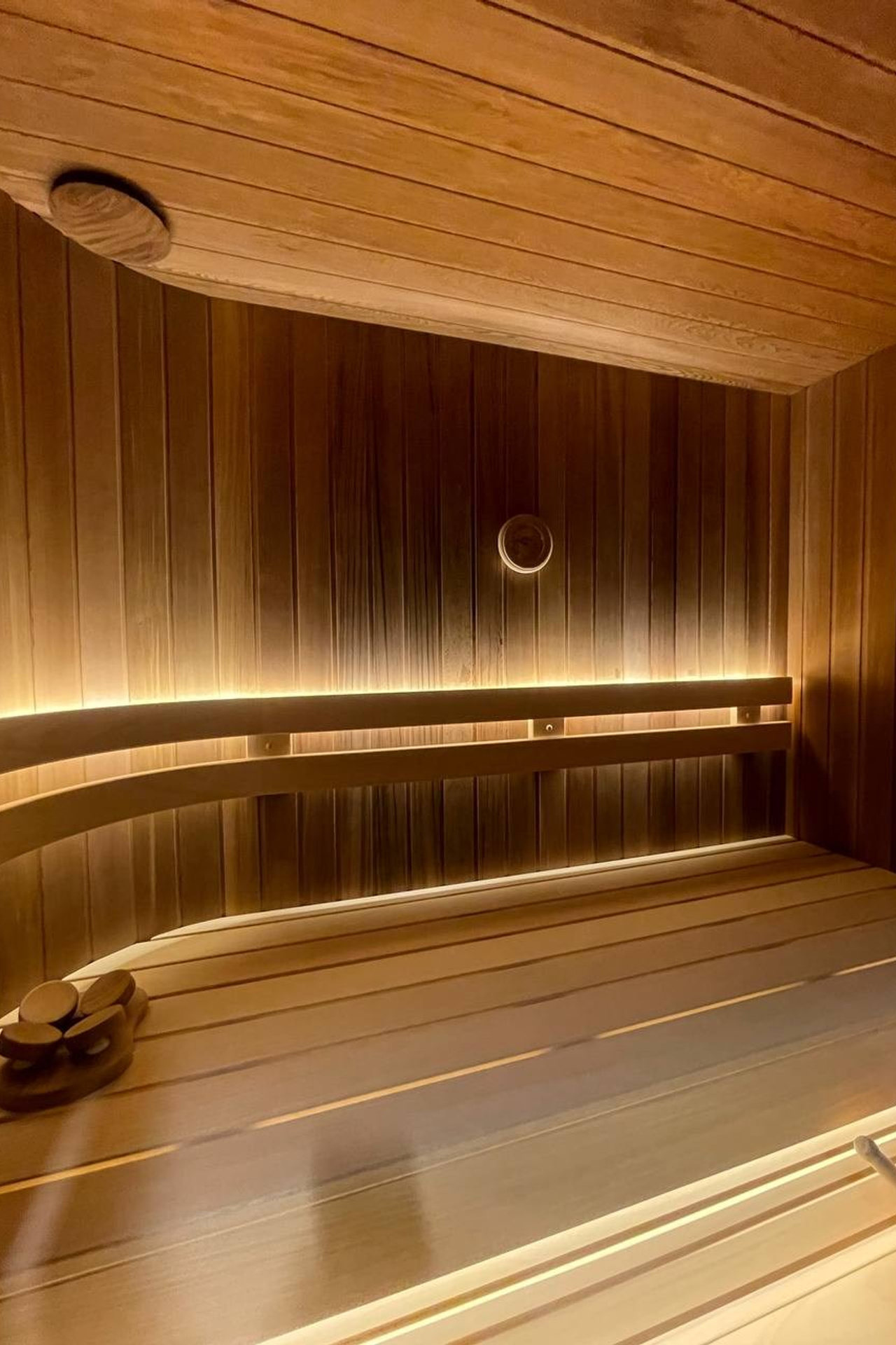 Сауна в&nbsp;квартире из&nbsp;канадского кедра с&nbsp;полками из&nbsp;абаша