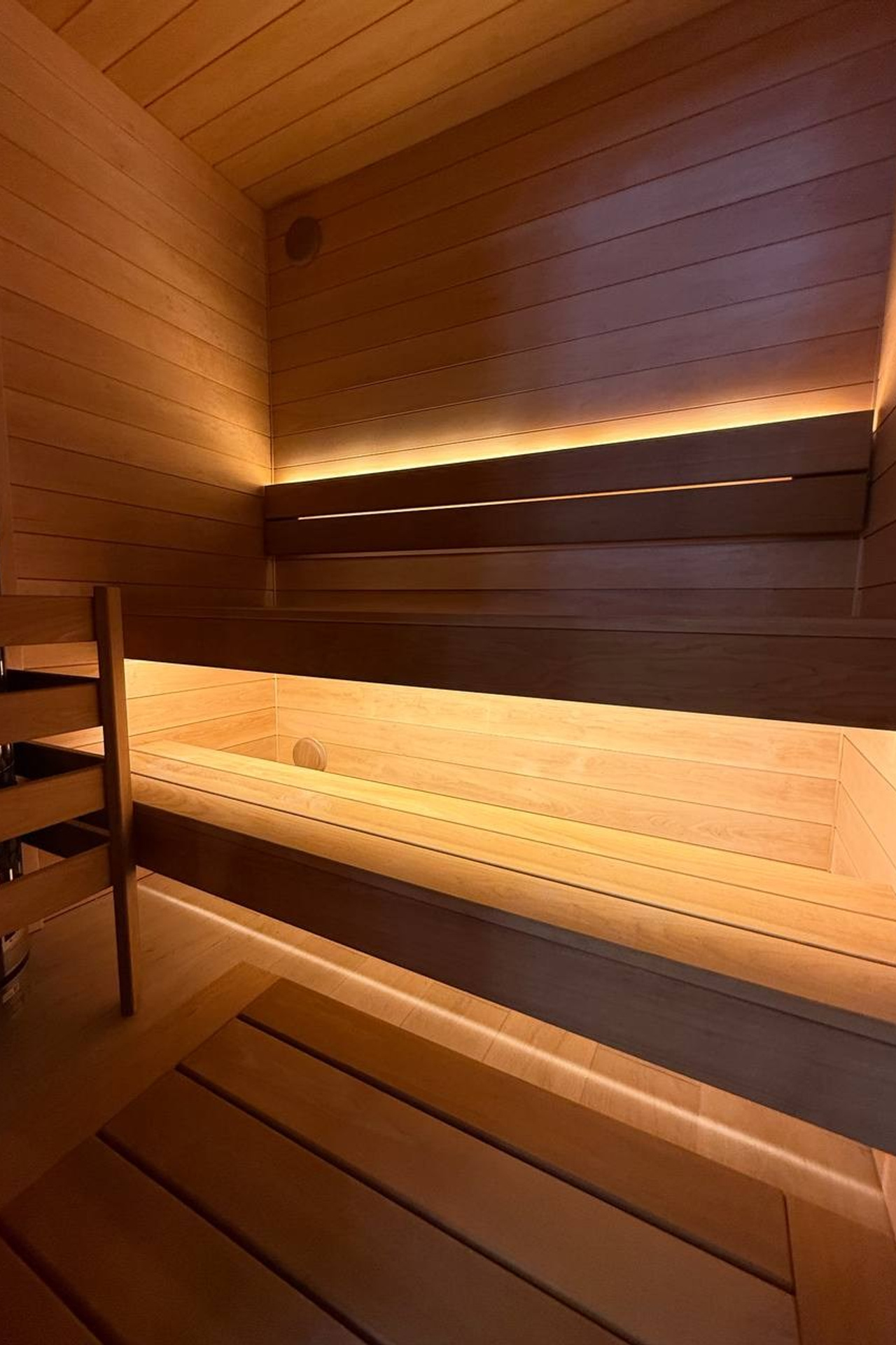 Сауна из&nbsp;ольхи с&nbsp;полками из&nbsp;термоосины и&nbsp;печью Harvia Cilindro