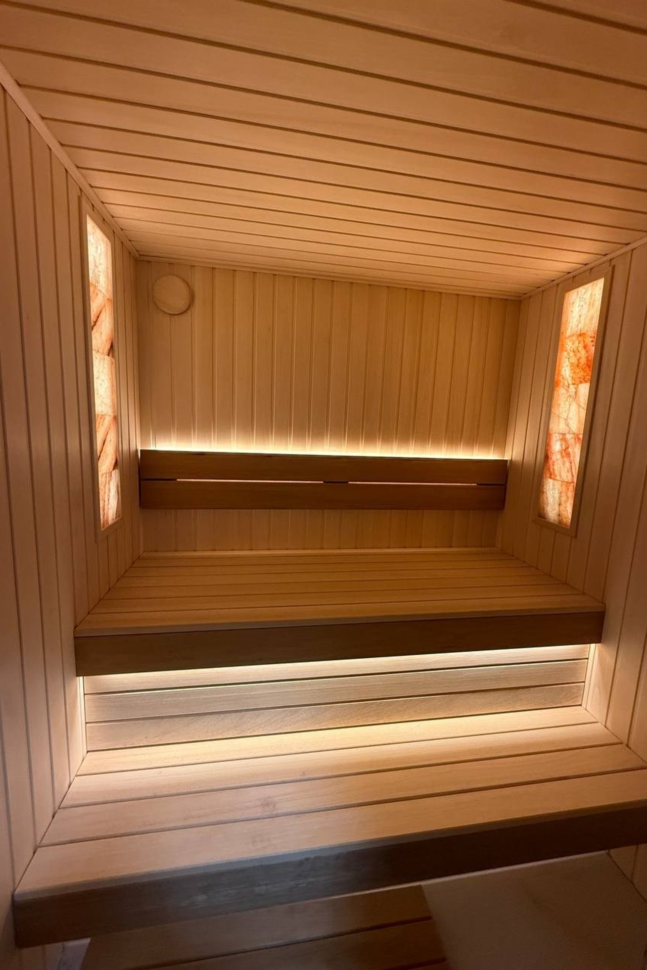 Компактная сауна из&nbsp;липы с&nbsp;полками из&nbsp;абаша
