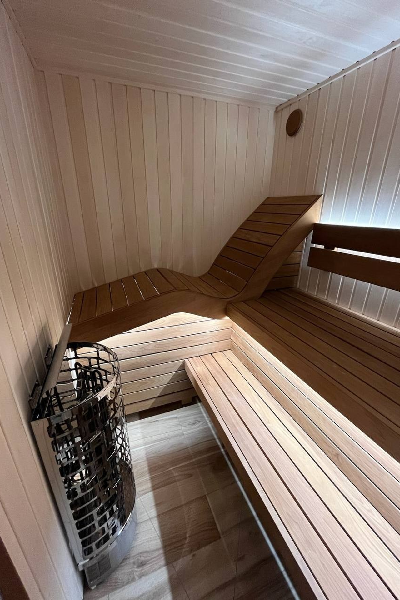 Сауна из&nbsp;липы с&nbsp;анатомическим полком и&nbsp;печью Sawo Aries
