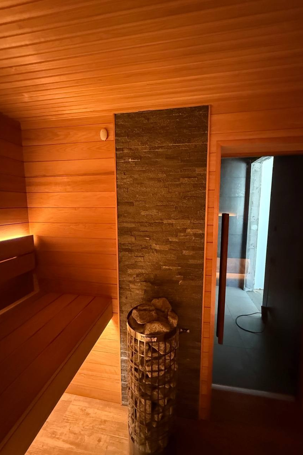 Сауна из&nbsp;термоосины стык в&nbsp;стык с&nbsp;печью Harvia Cilindro