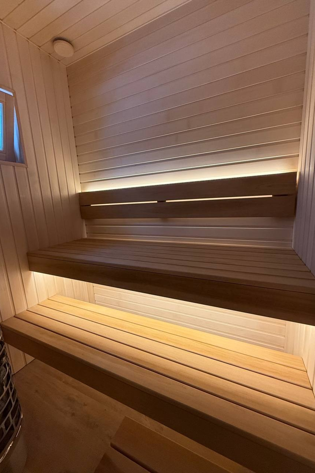 Сауна из&nbsp;липы с&nbsp;полками из&nbsp;термоосины