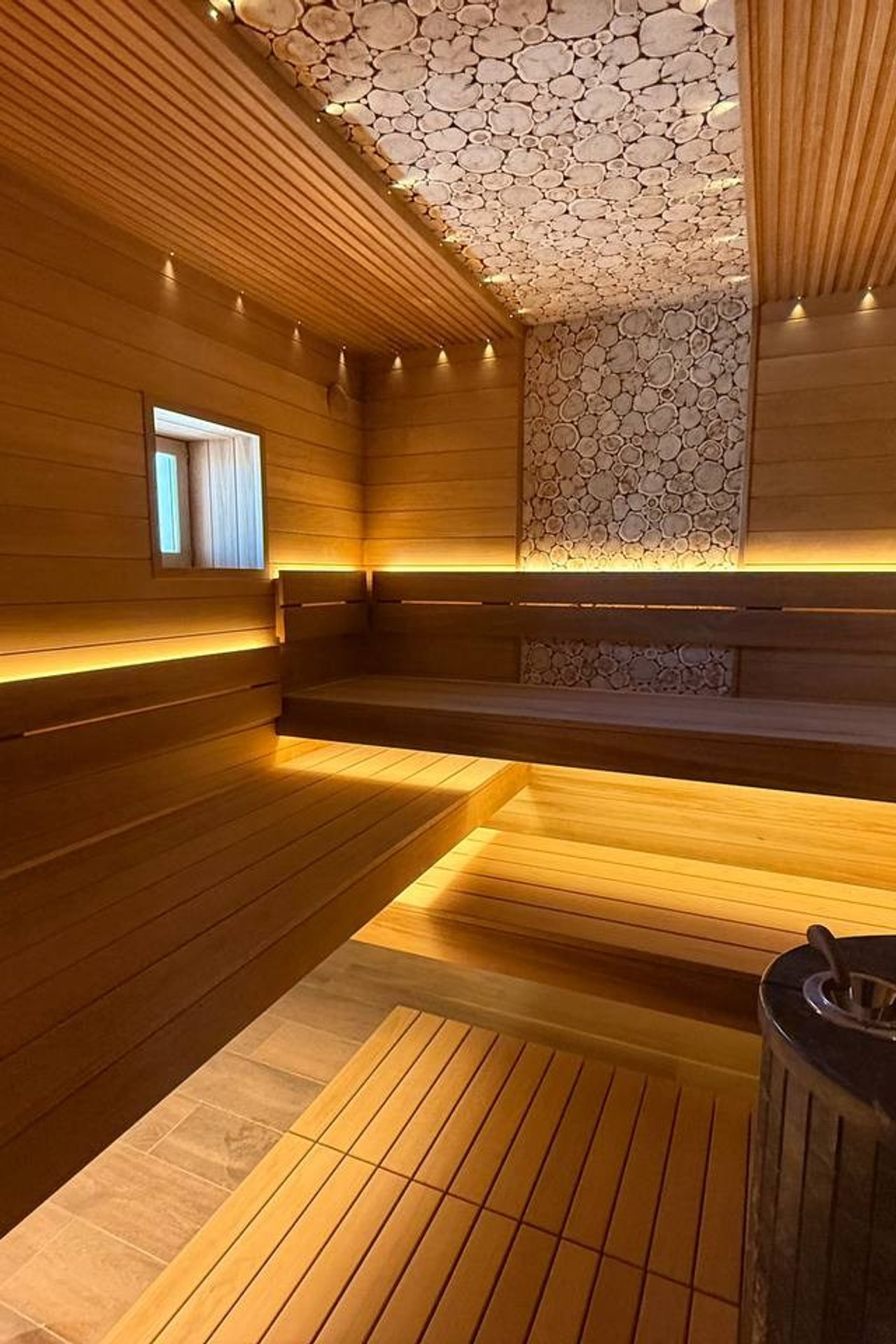 Баня из&nbsp;термоосины с&nbsp;панно из&nbsp;можжевельника и&nbsp;печью Ферингер