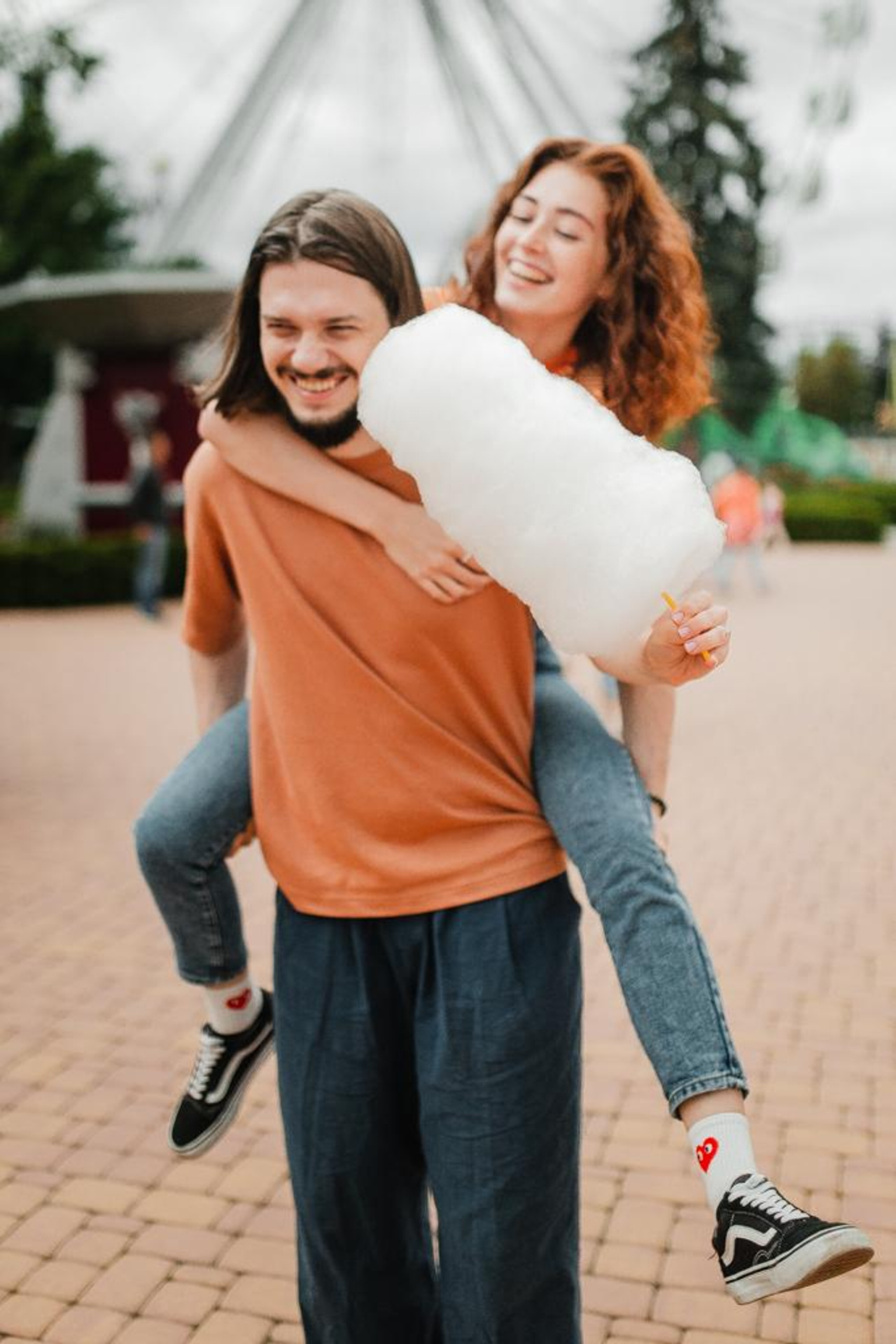 Аня и Игорь. Пасмурный Питер и аттракционы