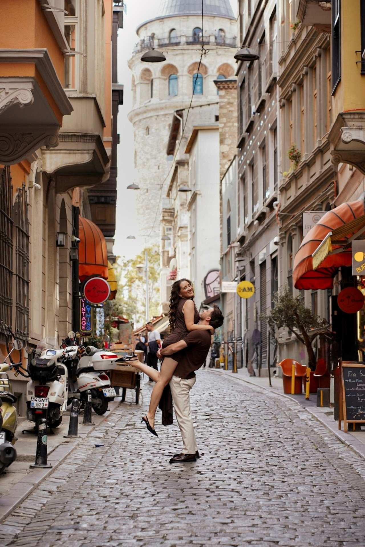 Естественные фотографии семьи в стамбульских улочках.