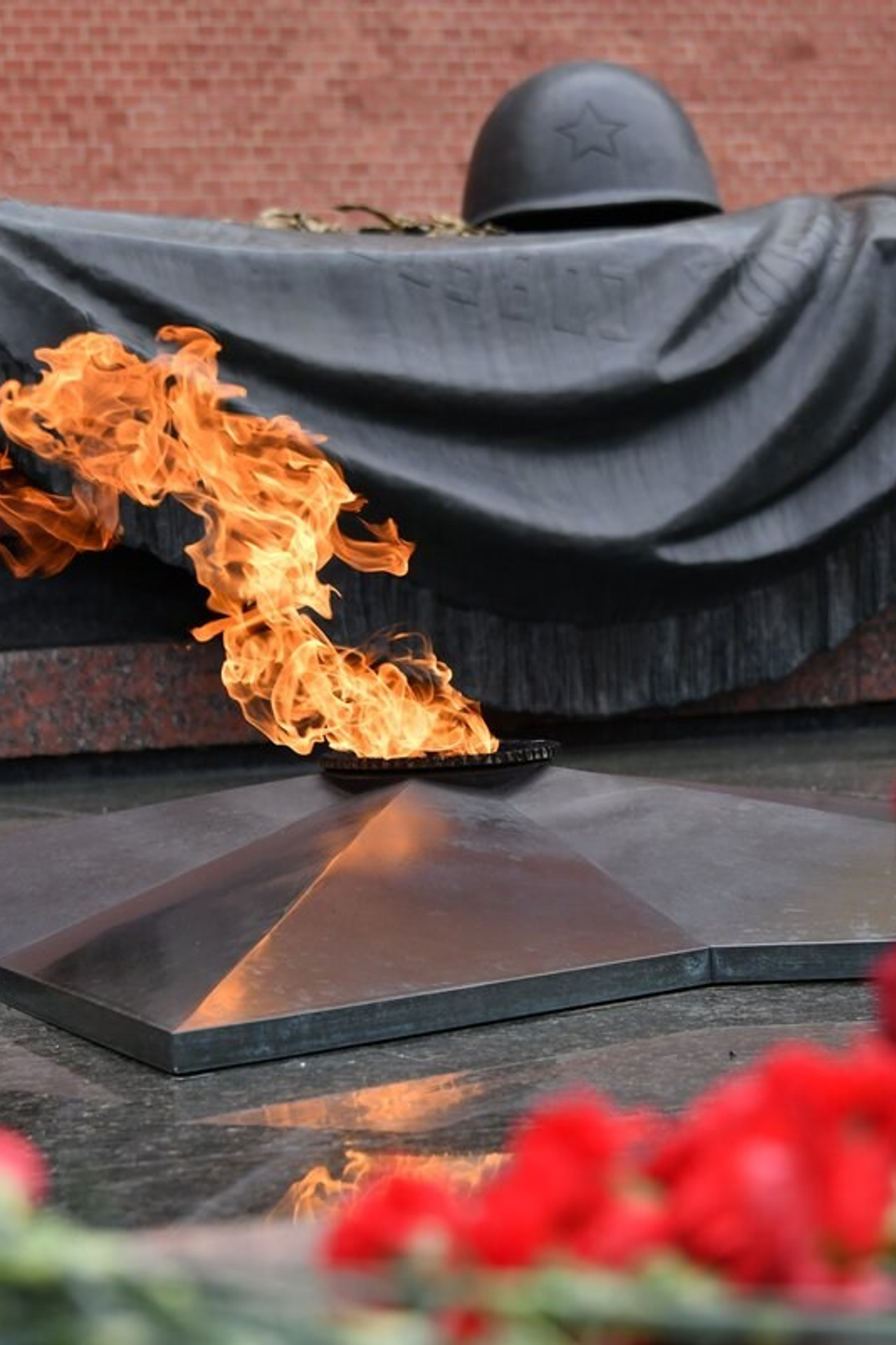 Братское воинское захоронение в г. п.Назия. История Назиевского городского поселения