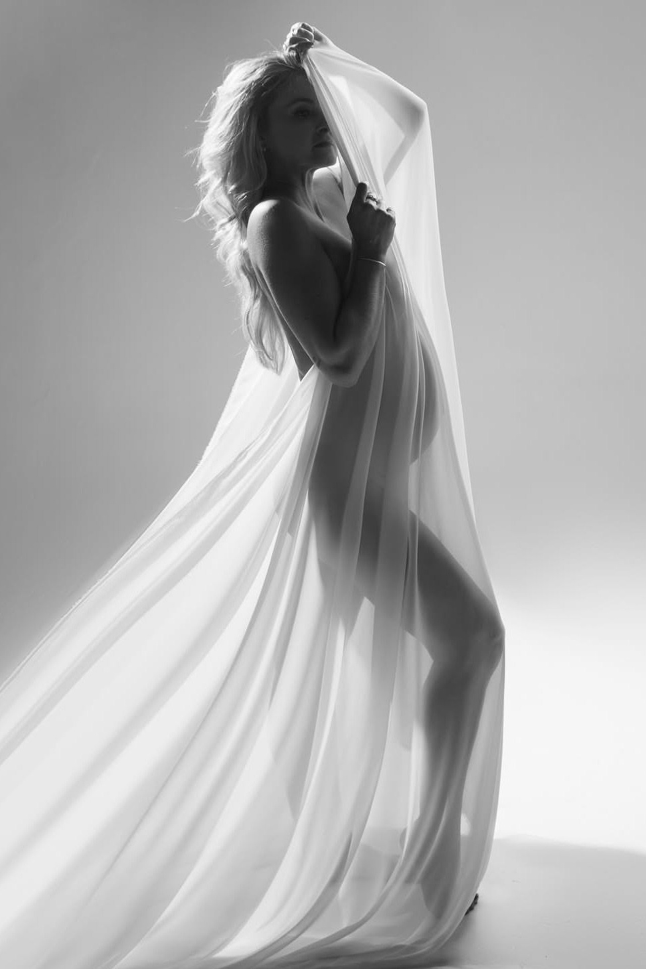 Ткань белая. Tatya Lushchyk профессиональный фотограф в Минске. Фотосессия беременности и индивидуальные съемки