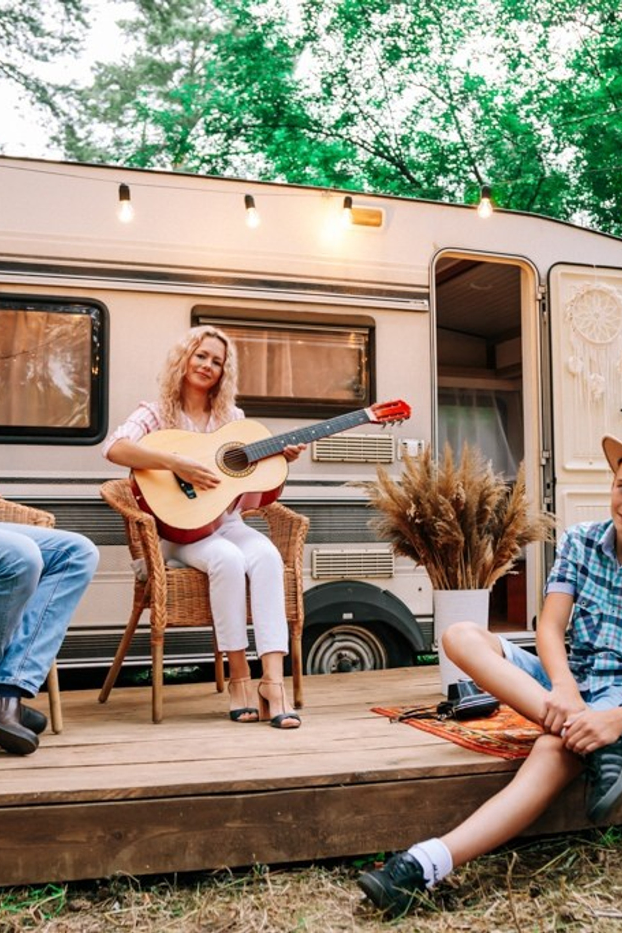 Семейная фотосессия в доме на колесах в Ижевском лесу