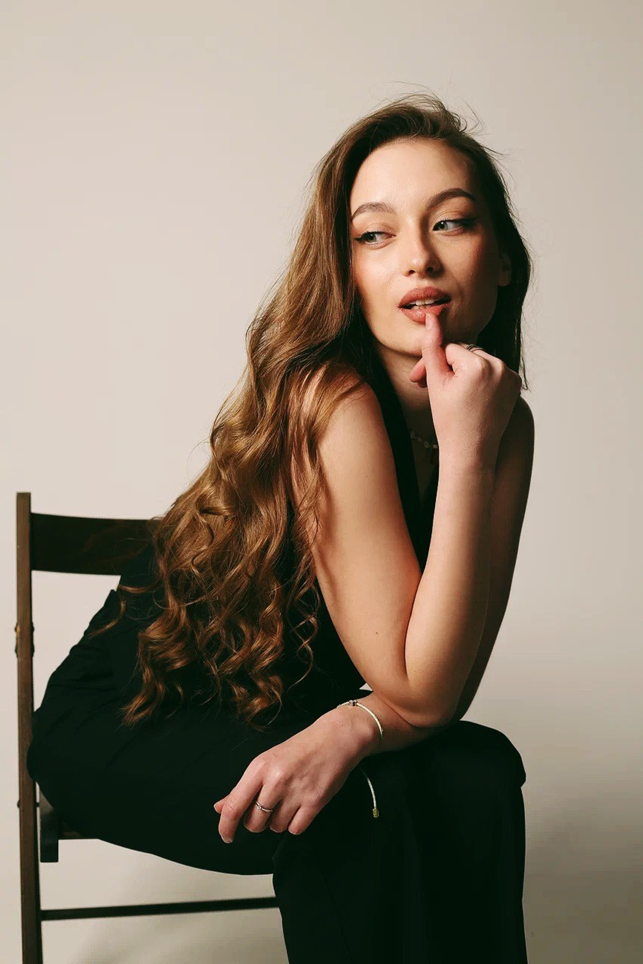 Каталог моделей девушек, женщин. Предметная фотостудия AURA