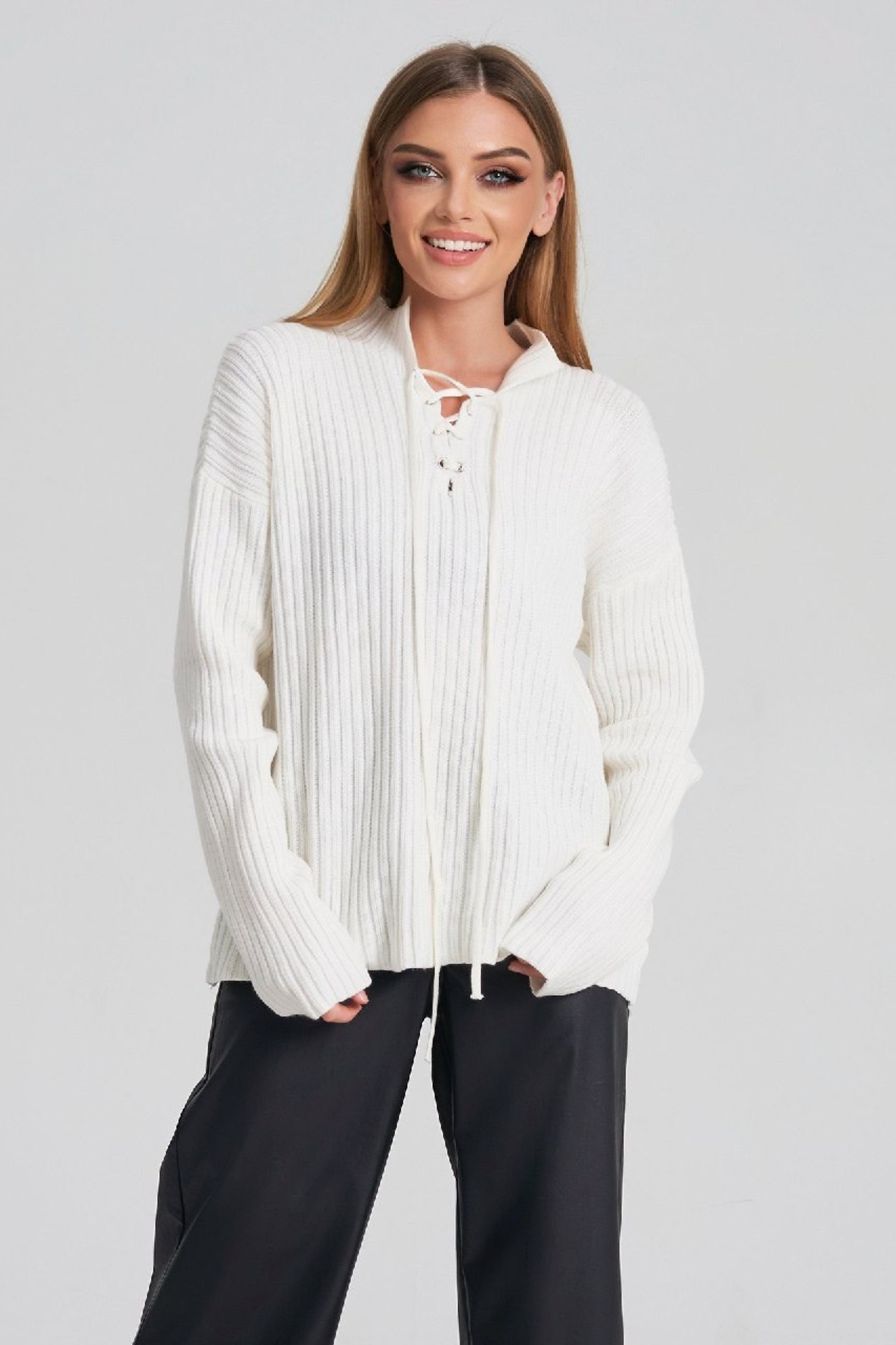 Каталог моделей девушек, женщин для маркетплейсов. Предметная фотостудия AURA