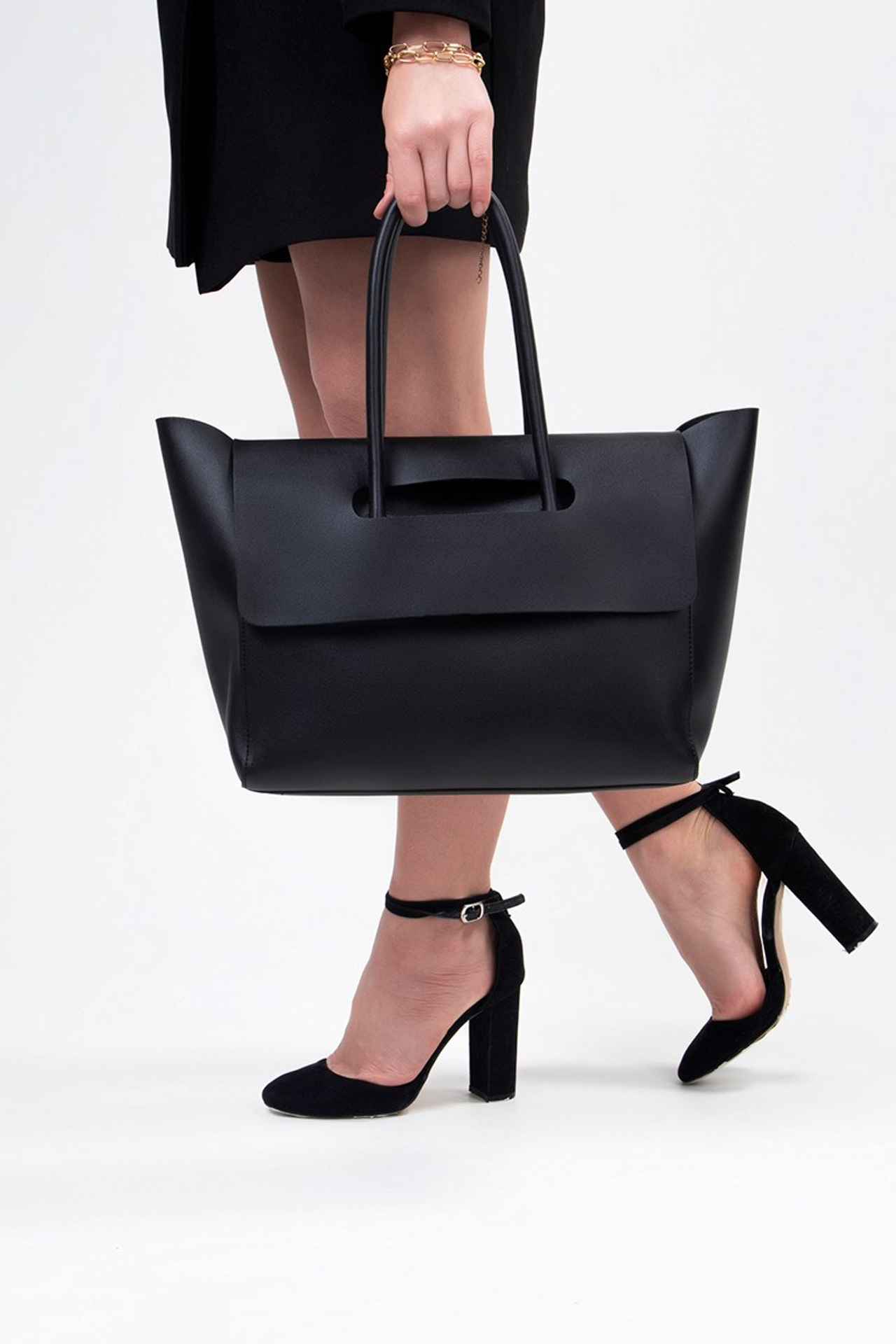 Фотосъёмка товаров с моделью для маркетплейсов | Москва | Фотостудия AURA | АУРА. Предметная фотостудия AURA