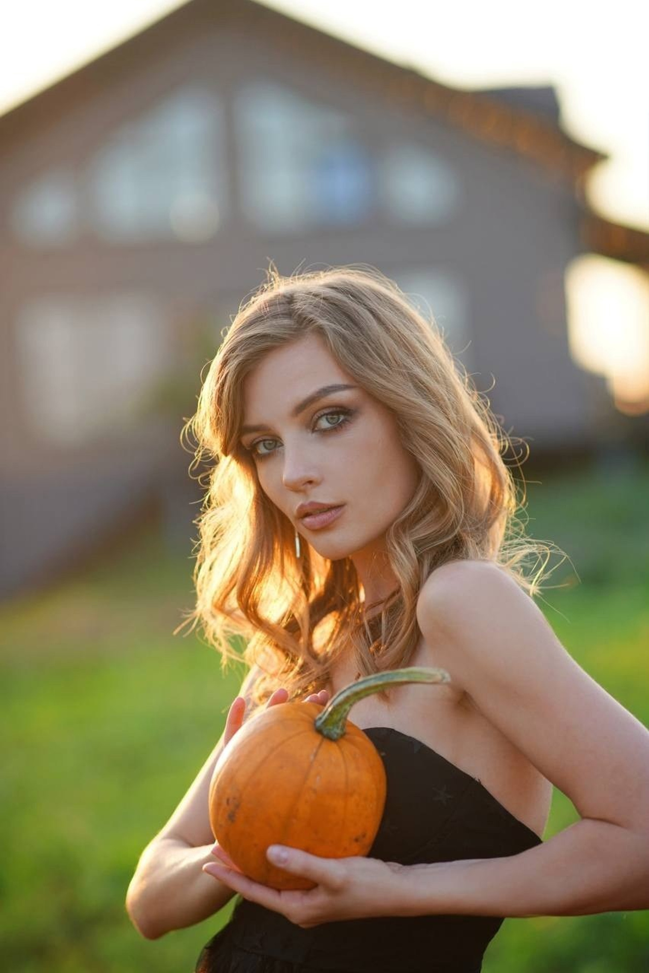 Каталог моделей девушек, женщин для маркетплейсов. Предметная фотостудия AURA