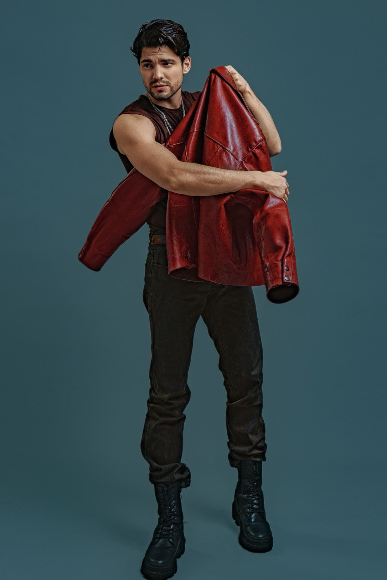 Роман 50 — L / рост — 180. Предметная фотостудия AURA