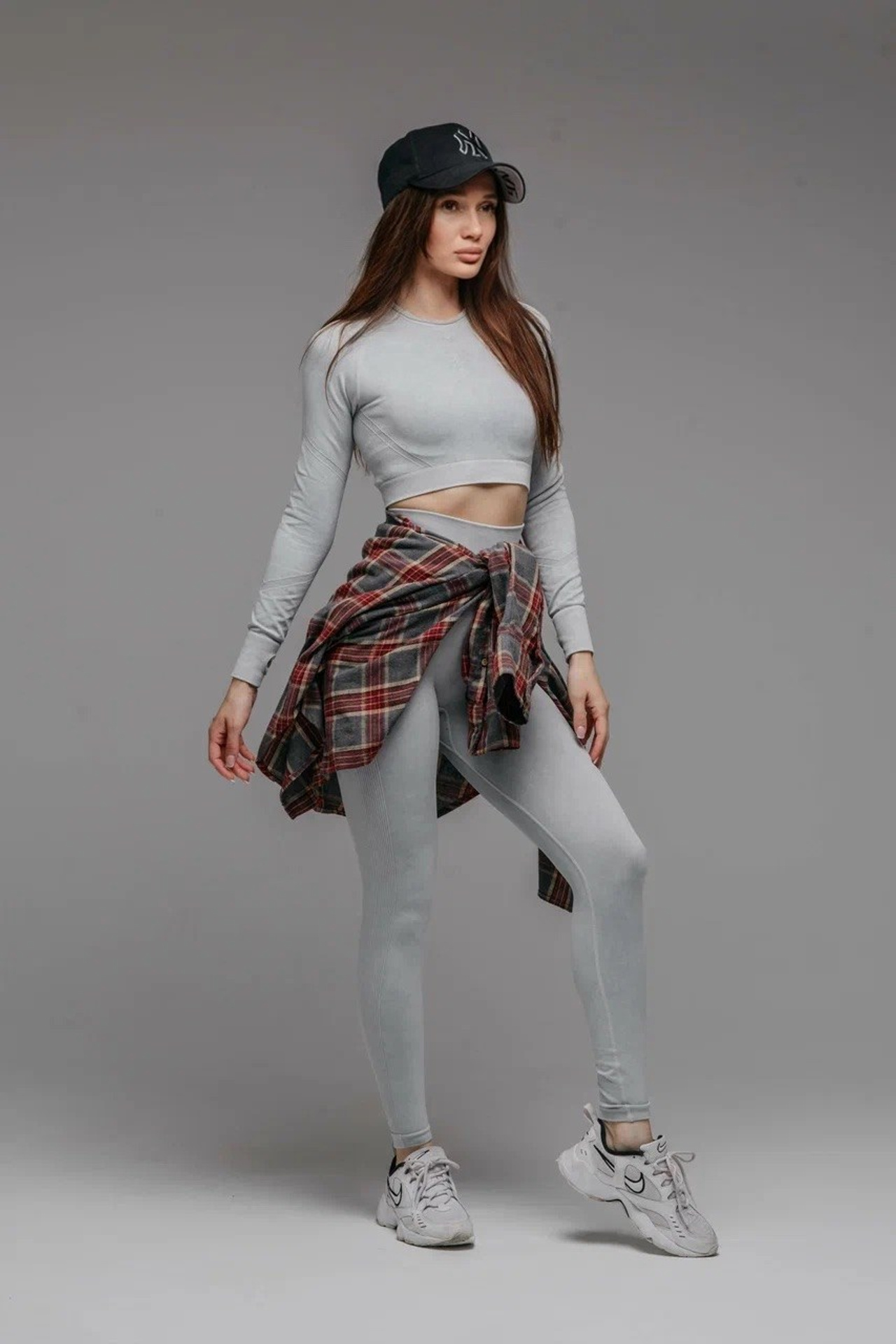 Каталог моделей девушек, женщин для маркетплейсов. Предметная фотостудия AURA