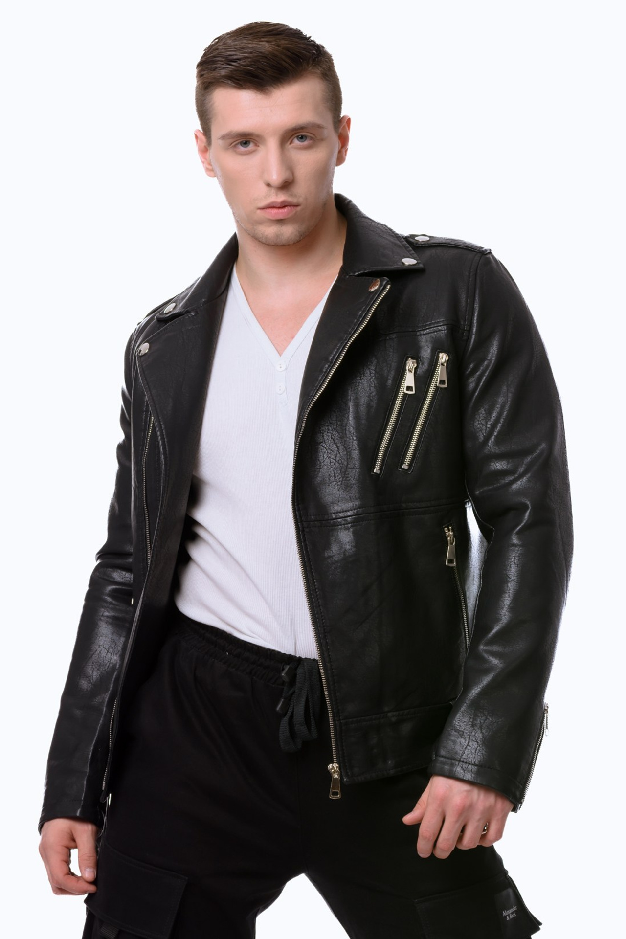 Профессиональная съемка мужской одежды и аксессуаров. Gramy-studio: фото, видео, инфографика и 3D визуализация для маркетплейсов