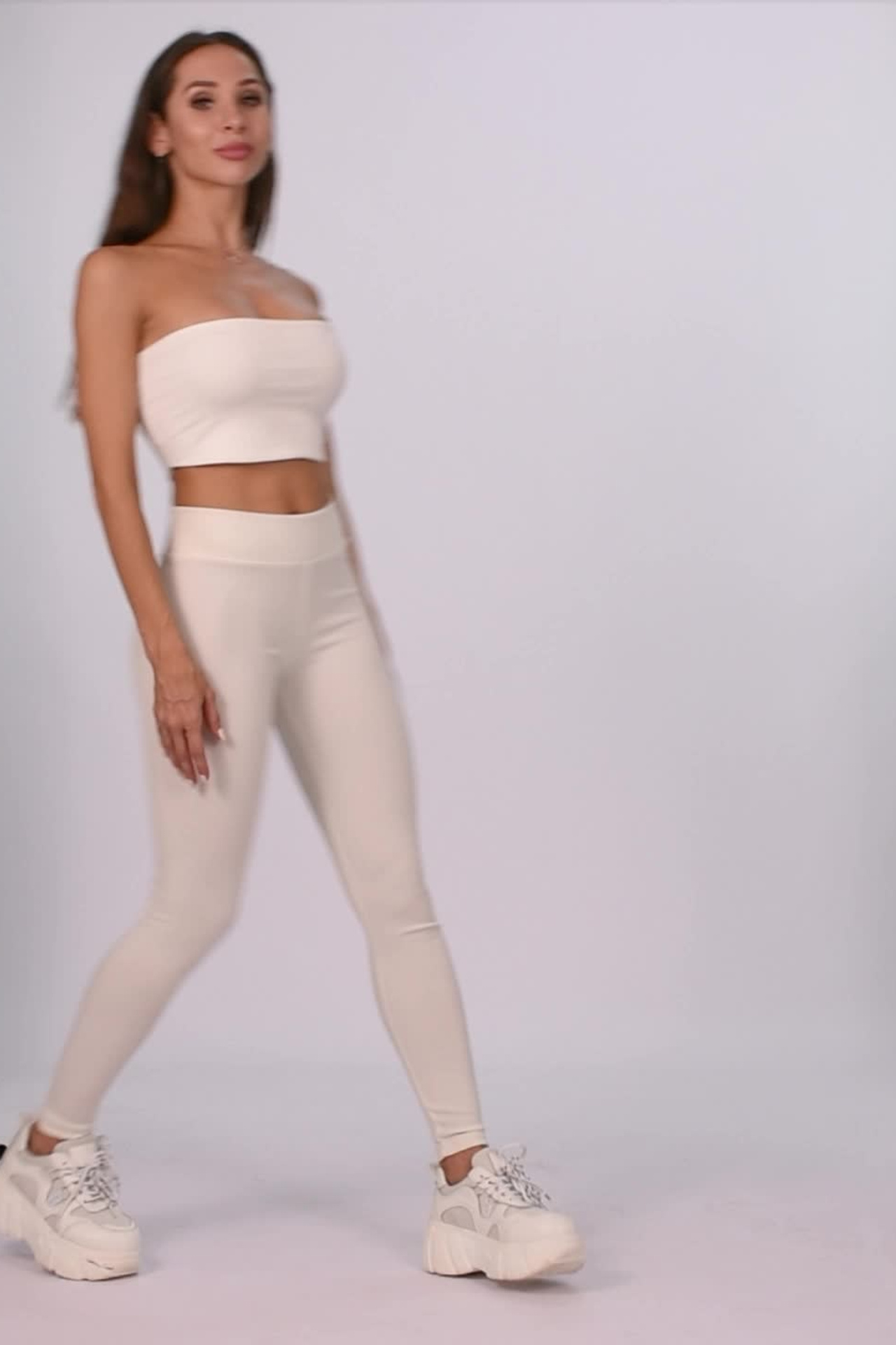 Видеосъемка модельных проходок для кастингов и портфолио. Gramy-studio: фото, видео, инфографика и 3D визуализация для маркетплейсов