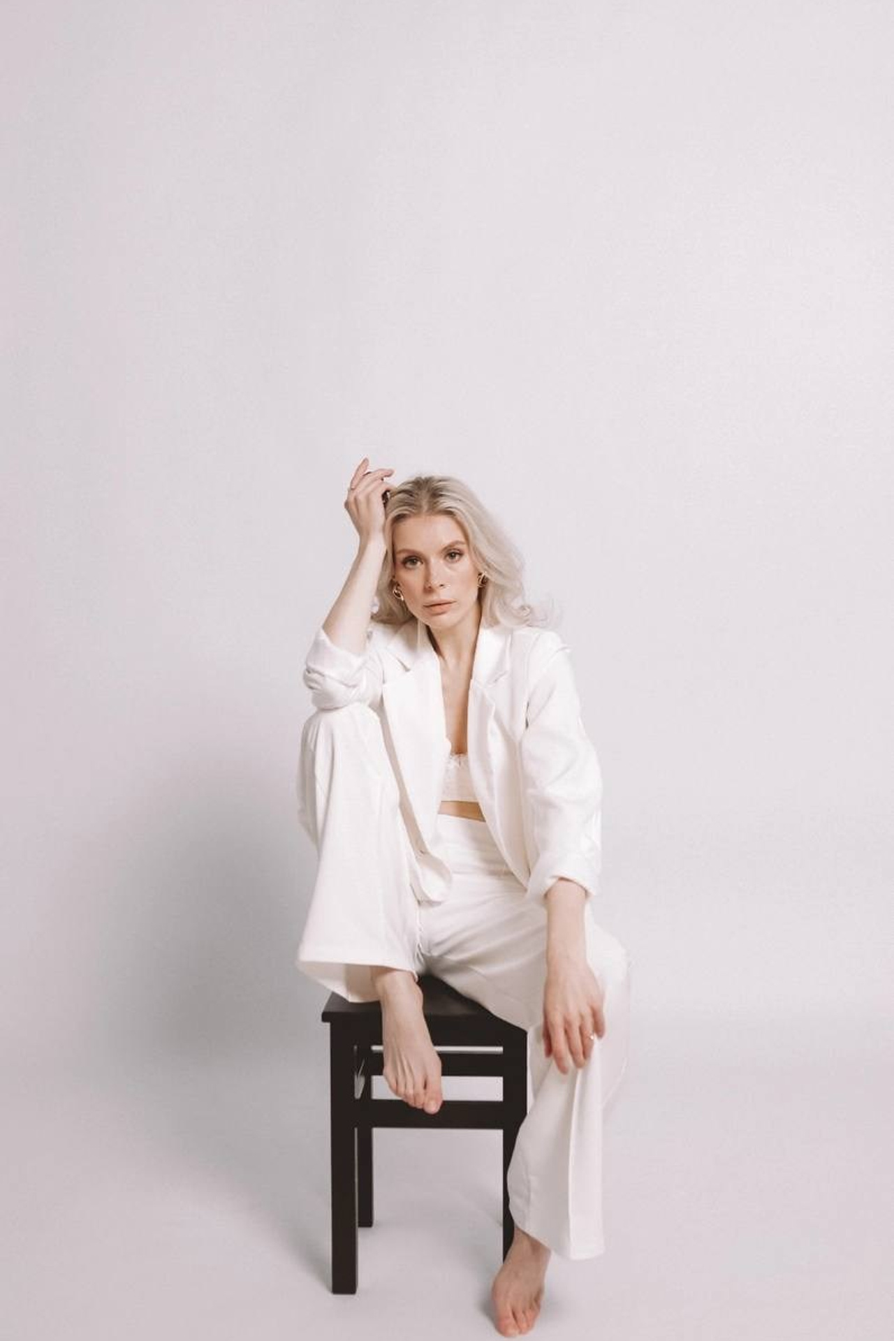 Фотосессия с пультом в студии автопортрета на белом фоне Нижний