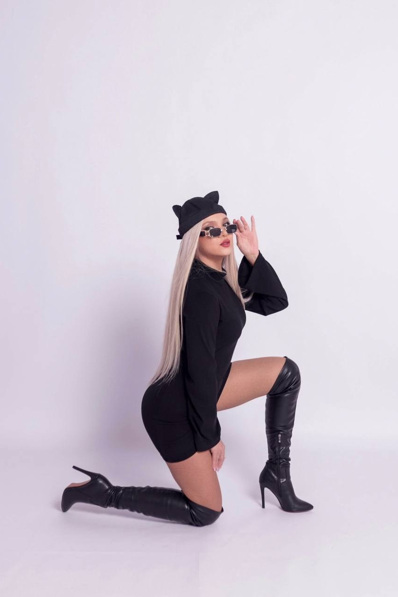 фотосессия в очках на белом фоне в фотостудии без фотографа Нижний