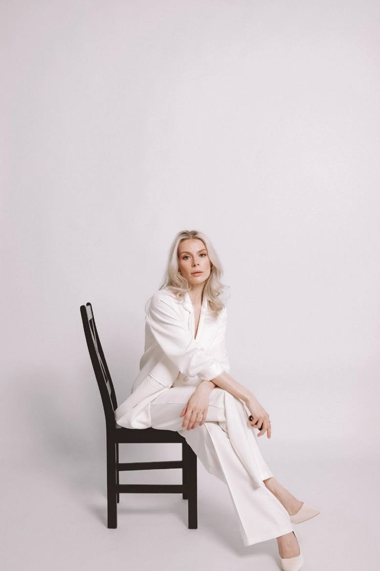 реквизит на фотосессии без фотографа на белом фоне в студии автопортрета Нижний